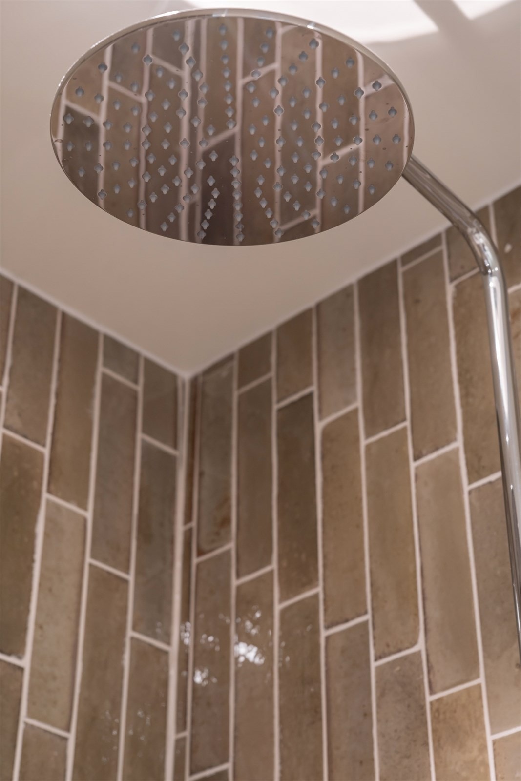 Badet har bl.a. dusjnisje med glassvegger regnfallsdusj. Galleribilde