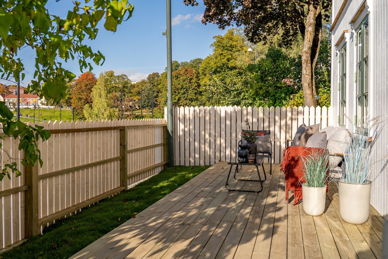 Rundt hjørnet av boligen er det tilgang til boligens andre terrasse på 20 m2. Fra terrassen har du idyllisk utsikt mot Jordal Amfi og Kampen. Galleribilde
