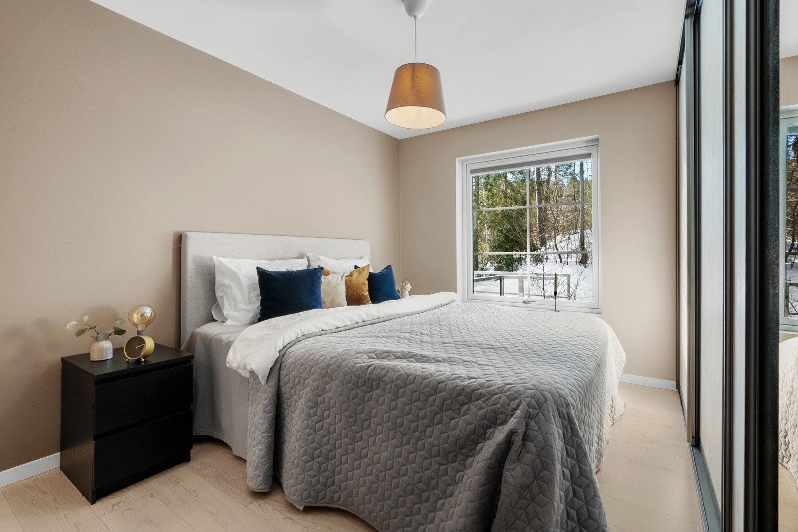 Soverommet er av god størrelse med plass til dobbeltseng og garderobeløsning