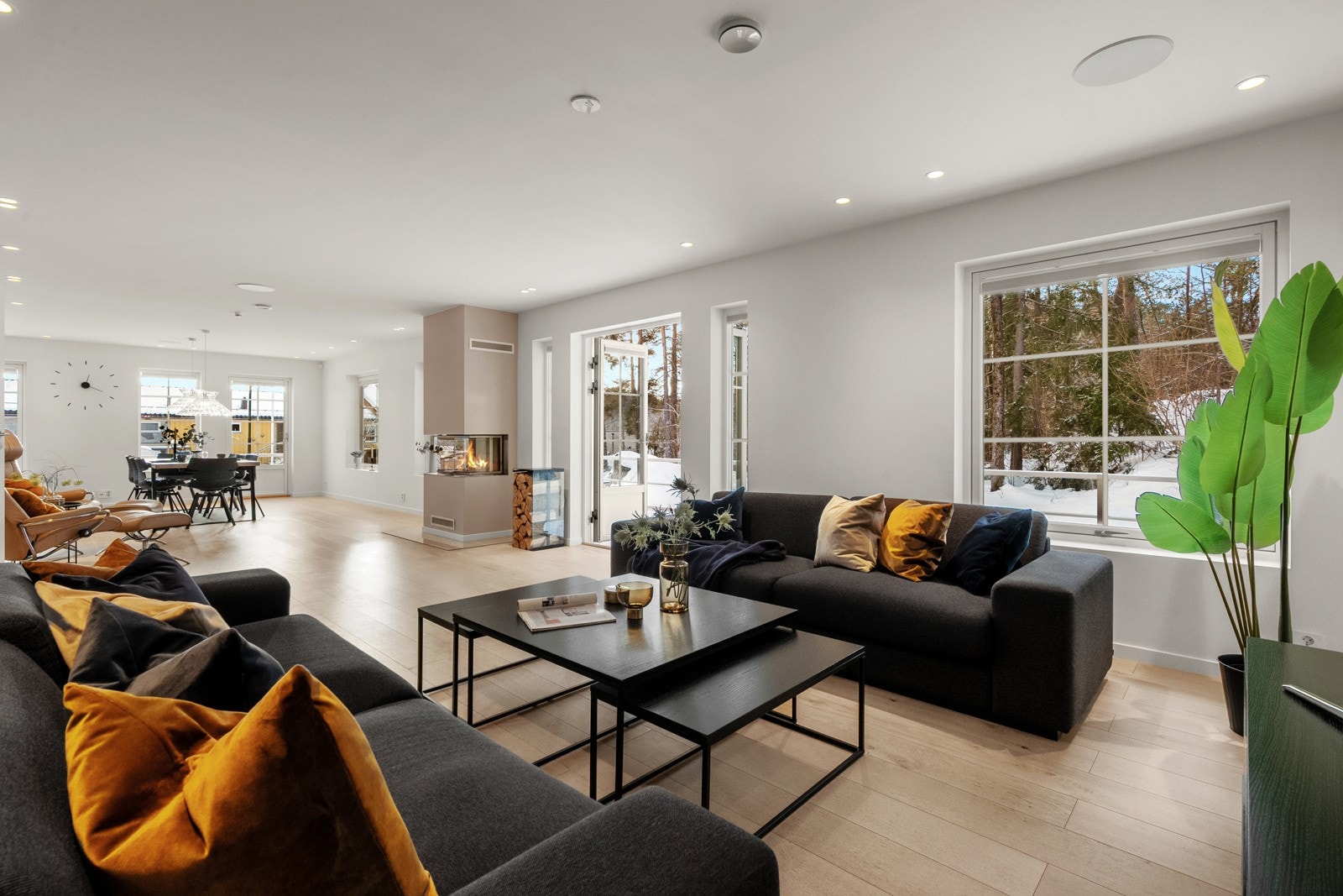 Vannbåren gulvvarme sikrer en lun og behagelig oppvarming i kombinasjon med boligens delikate peisinnsats