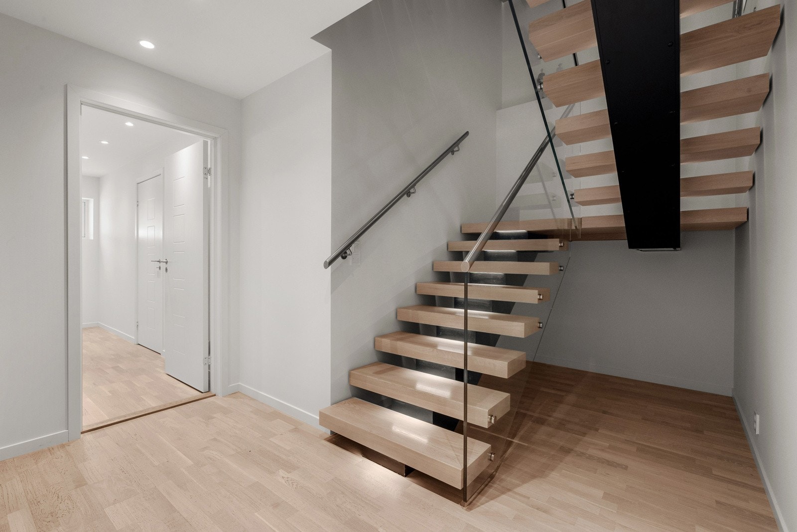 I kjelleretasjen finner du kjellerstue, vaskerom, omkledningsrom, teknisk rom, bod og stor garasje