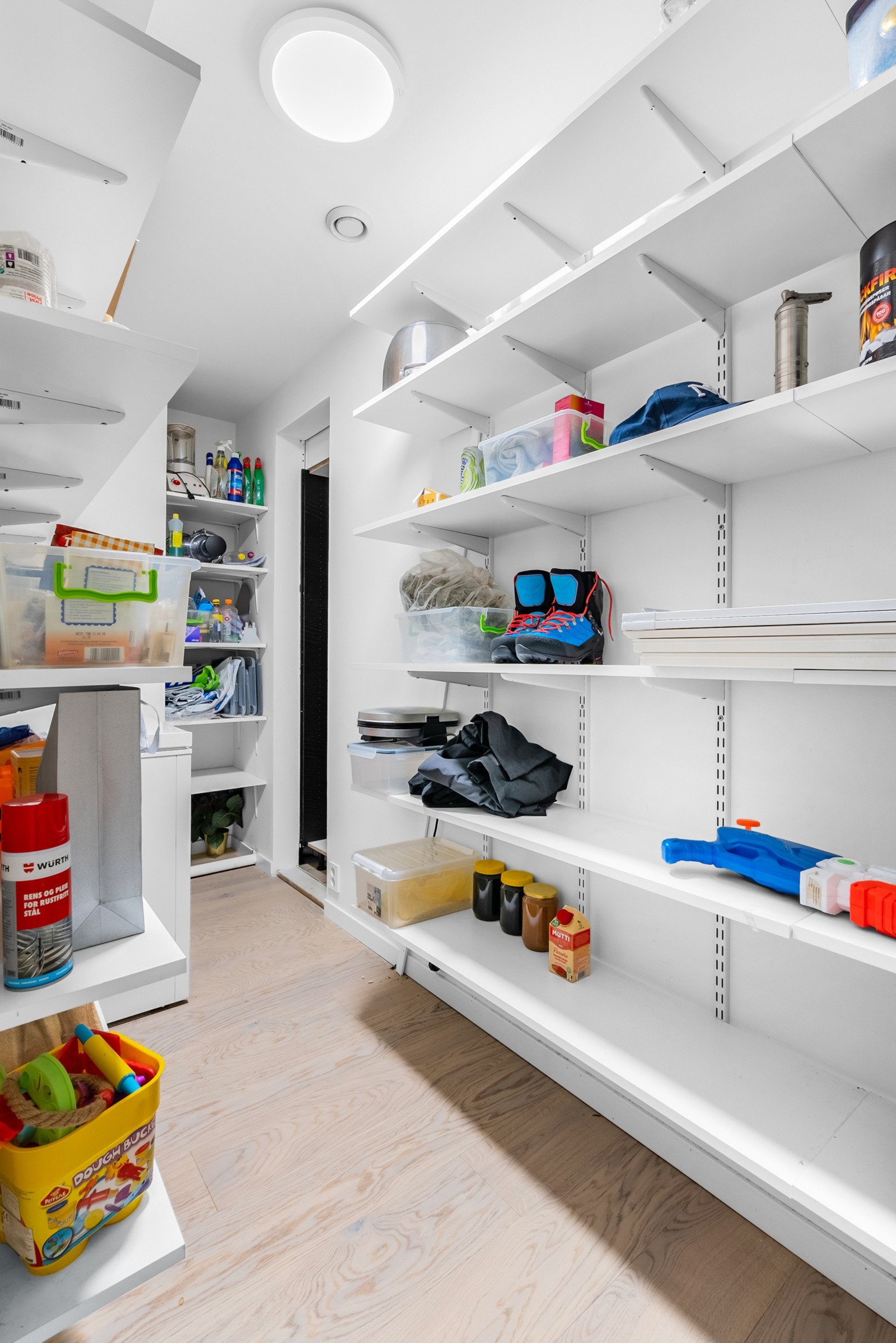 Bod tilhørende kjøkkenet med inngang via gang og kjøkken