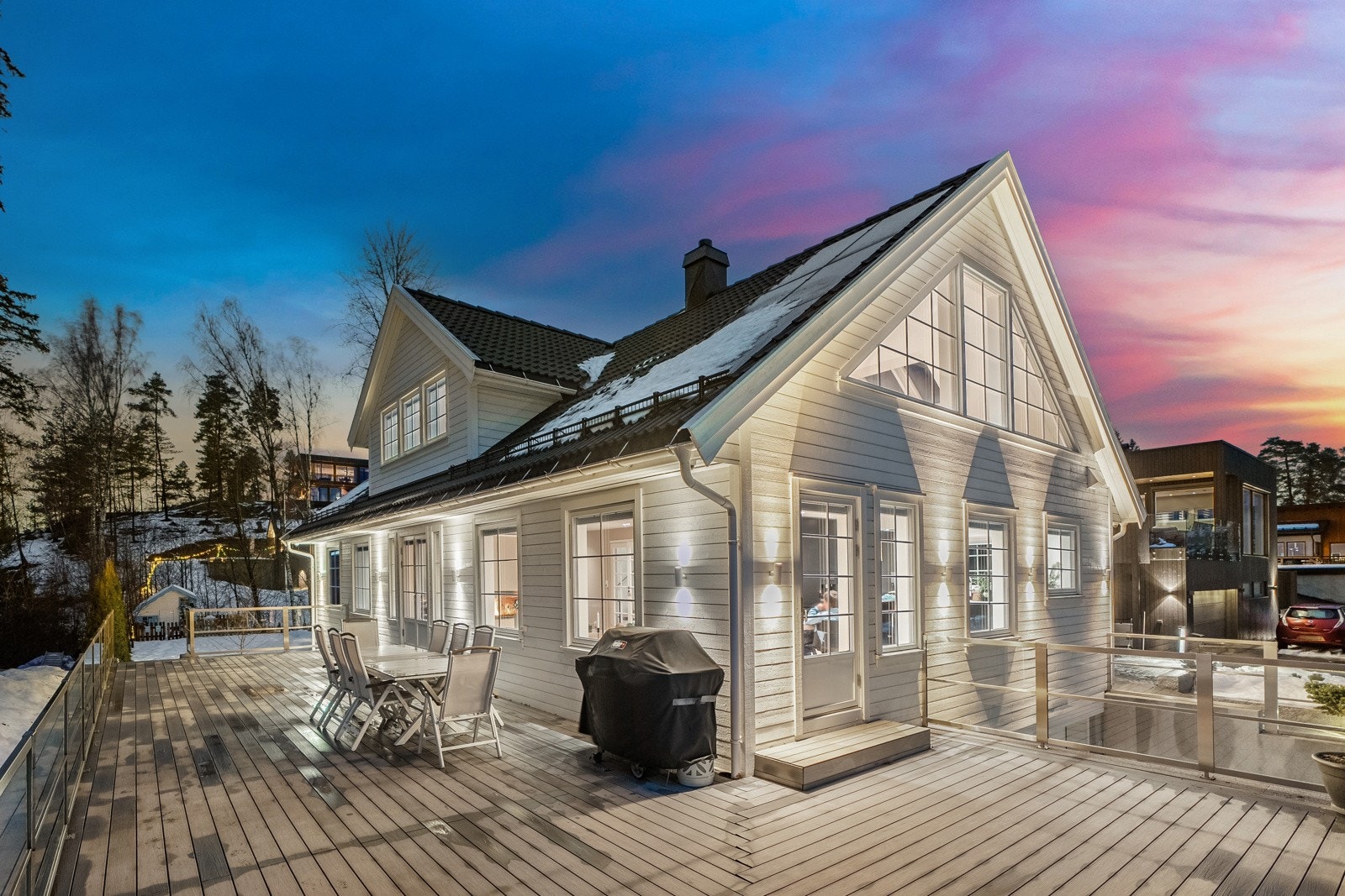 Terrassen sammen med resten av uteplassen blir en perfekt forlengelse av stuen på sommertid