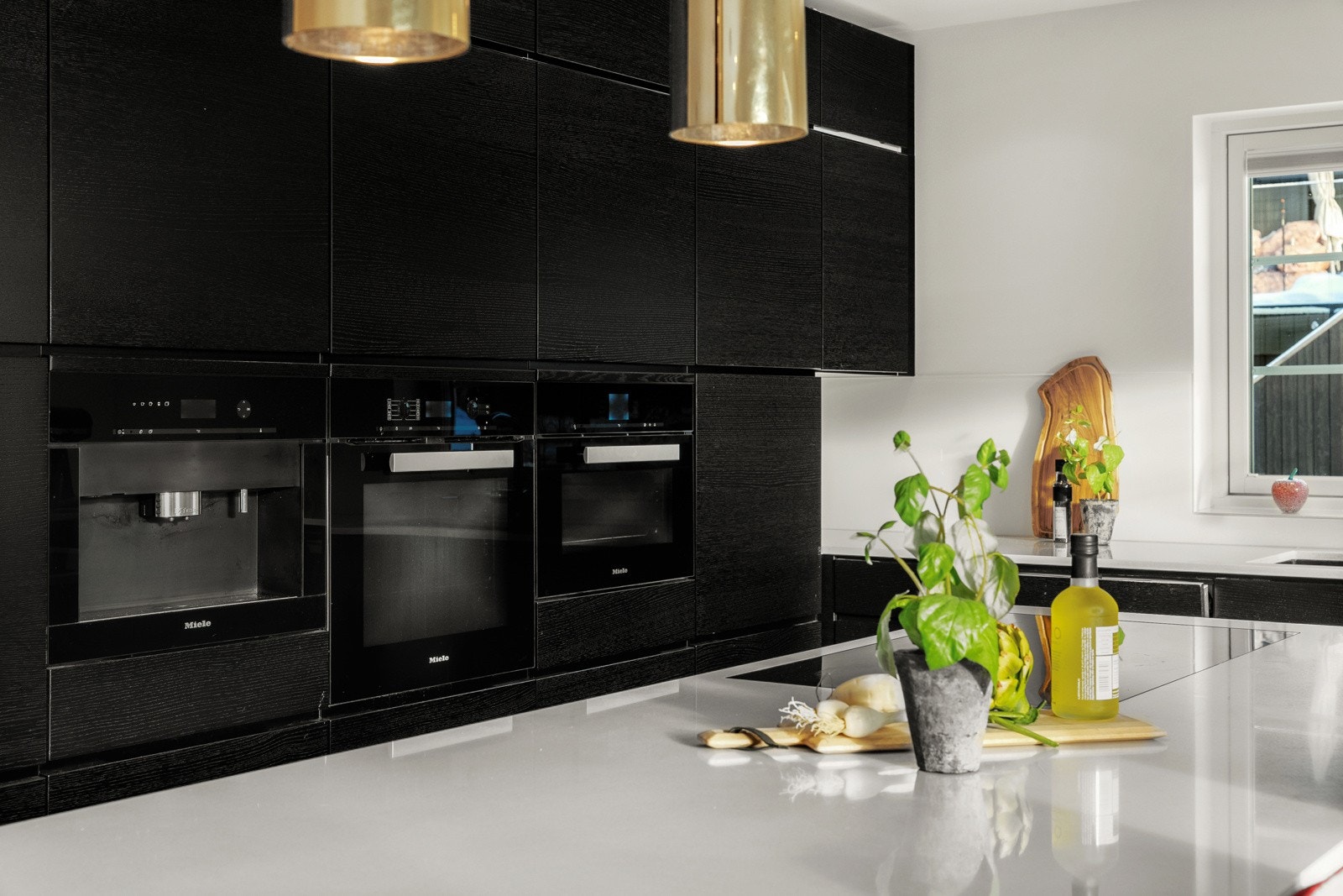 Her får du et kjøkken med fine arbeidsoverflater samt godt med oppbevaringsplass