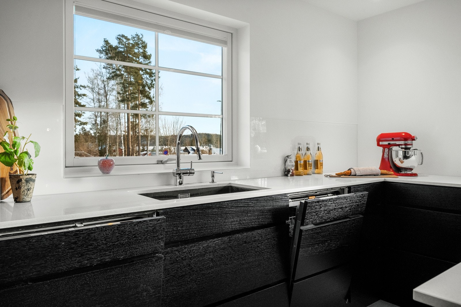 Den lyse komposittstein-benkeplaten med underlimt vask tilfører en eksklusiv følelse, mens ett-greps armaturet i krom gir et moderne og praktisk preg. Her får du to vaskemaskiner