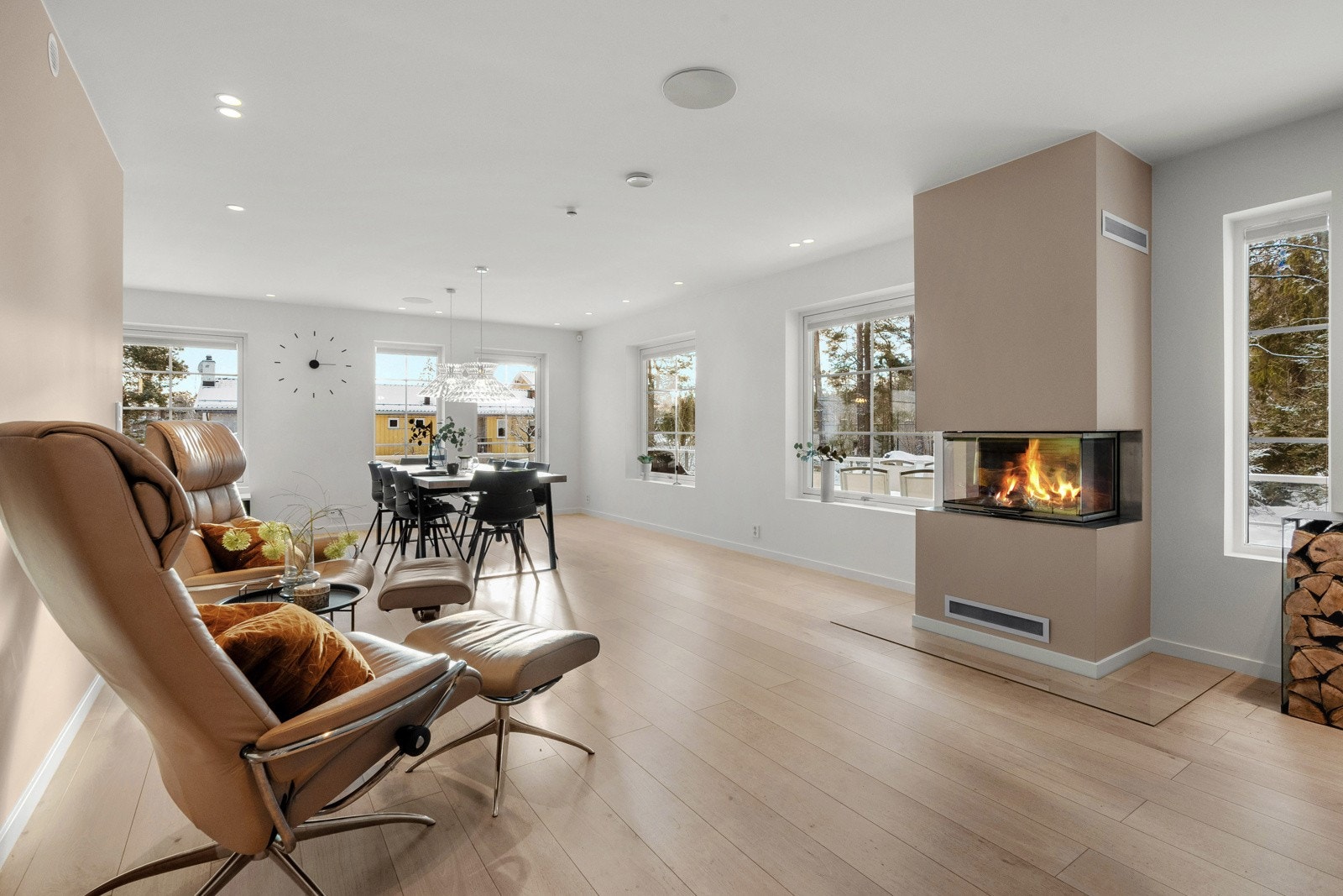 Smakfull 1-stavs parkett på gulv, moderne fargevalg på flatene, dimbare downlights og SONOS anlegg med tilkobling fra app