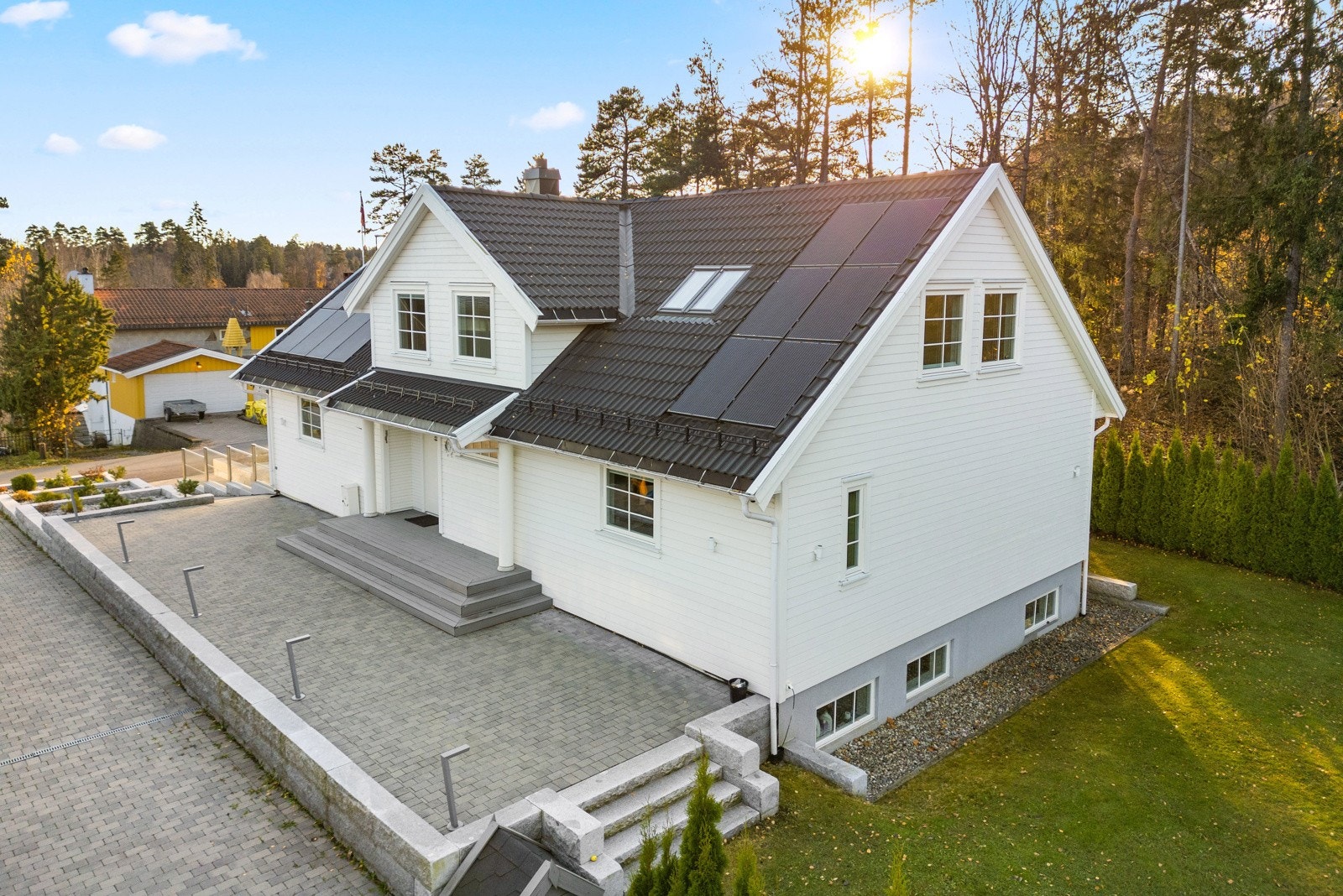 Opparbeidet tomt med lekker belegningsstein opp til hovedinngangen