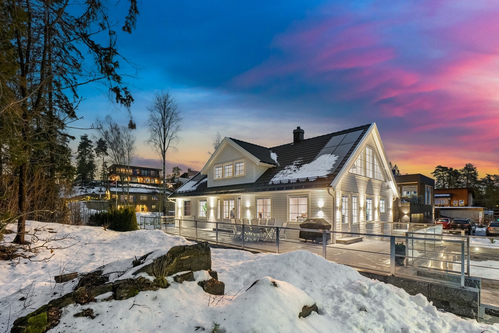 Eiendommen befinner seg i et veletablert og barnevennlig nabolag med nærhet til både sjø og natur
