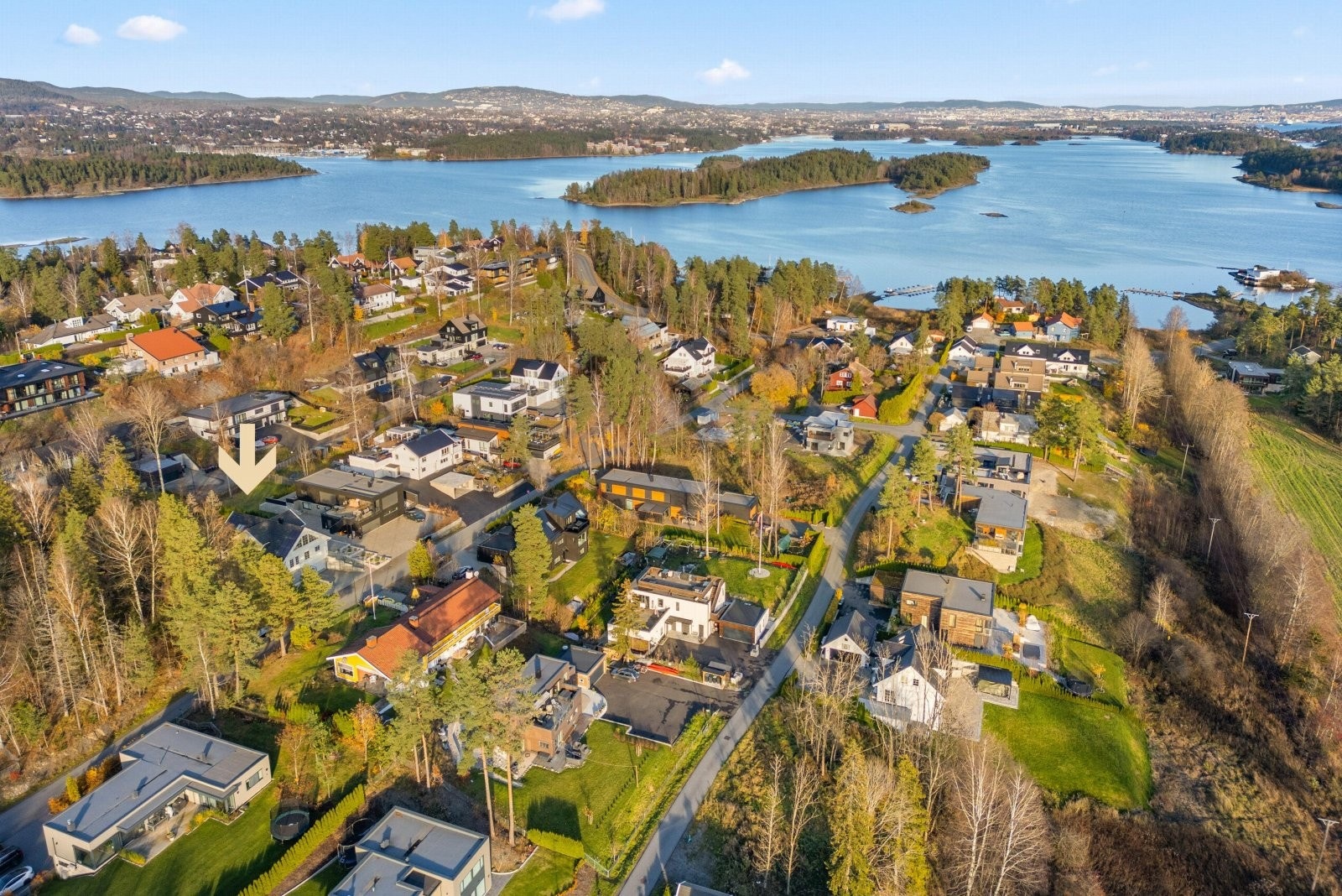 Eiendommen befinner seg i et veletablert og barnevennlig nabolag med nærhet til både sjø og natur