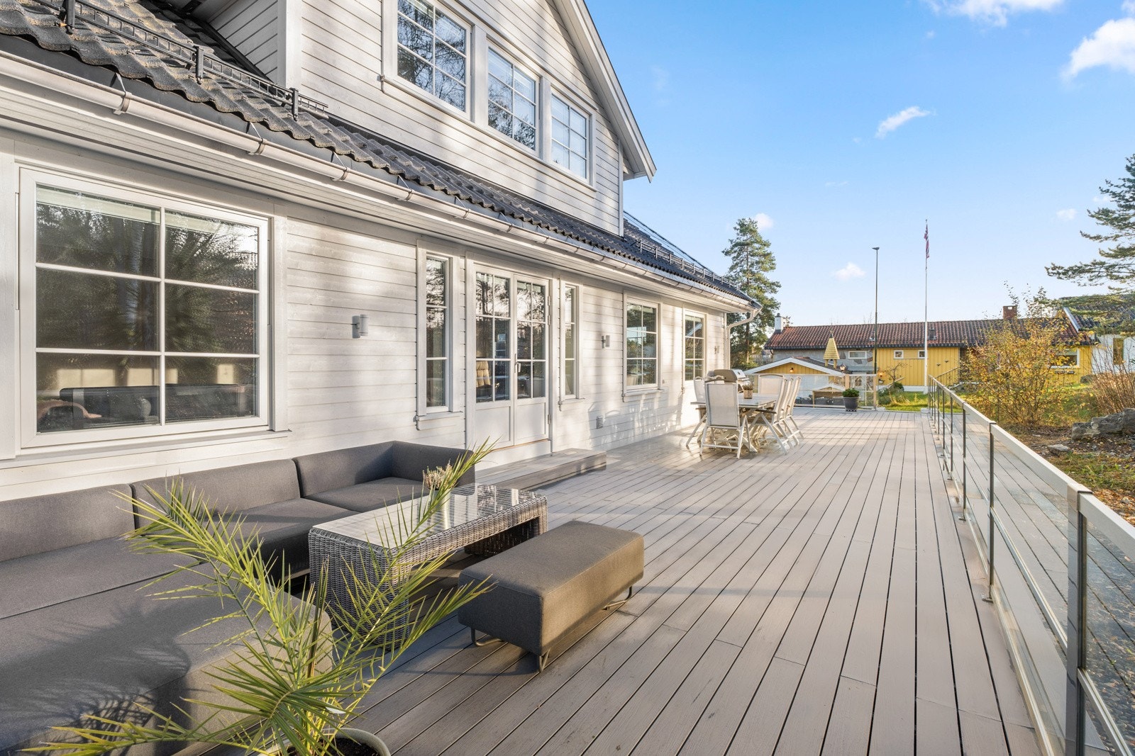 Terrassen er vestvendt og målt til hele 81m². Fra terrassen har du videre trapp ned til plenen