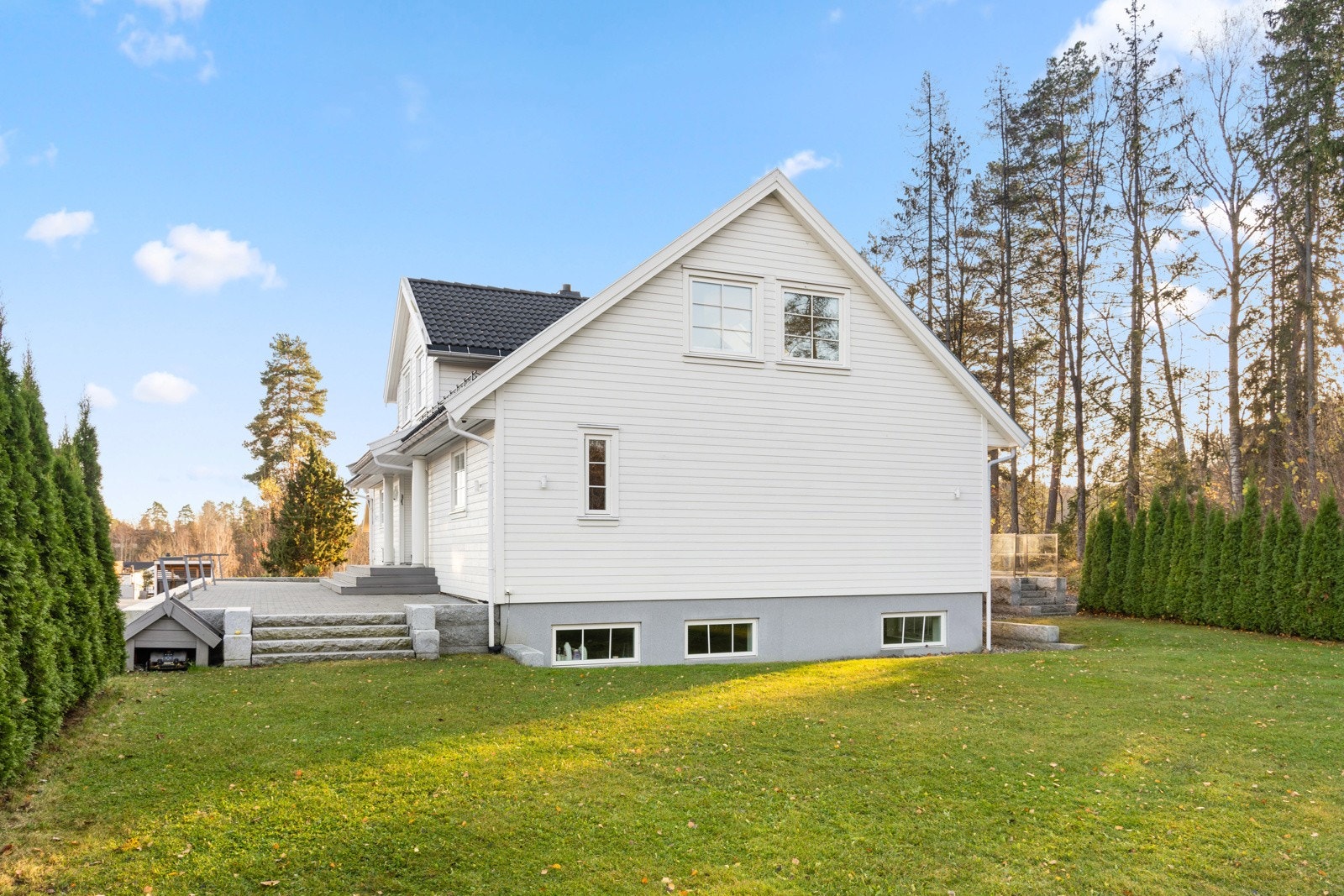 Eiendommen skilter med stort grøntareal