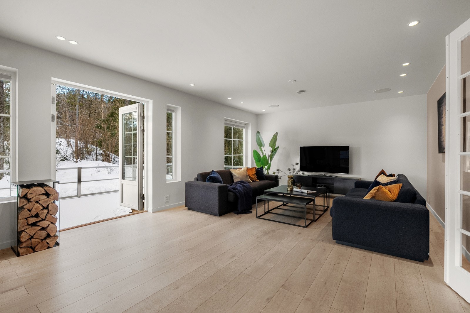 Stuen er i åpen løsning med kjøkkenet og har tilkomst til boligens store, vestvendte terrasse