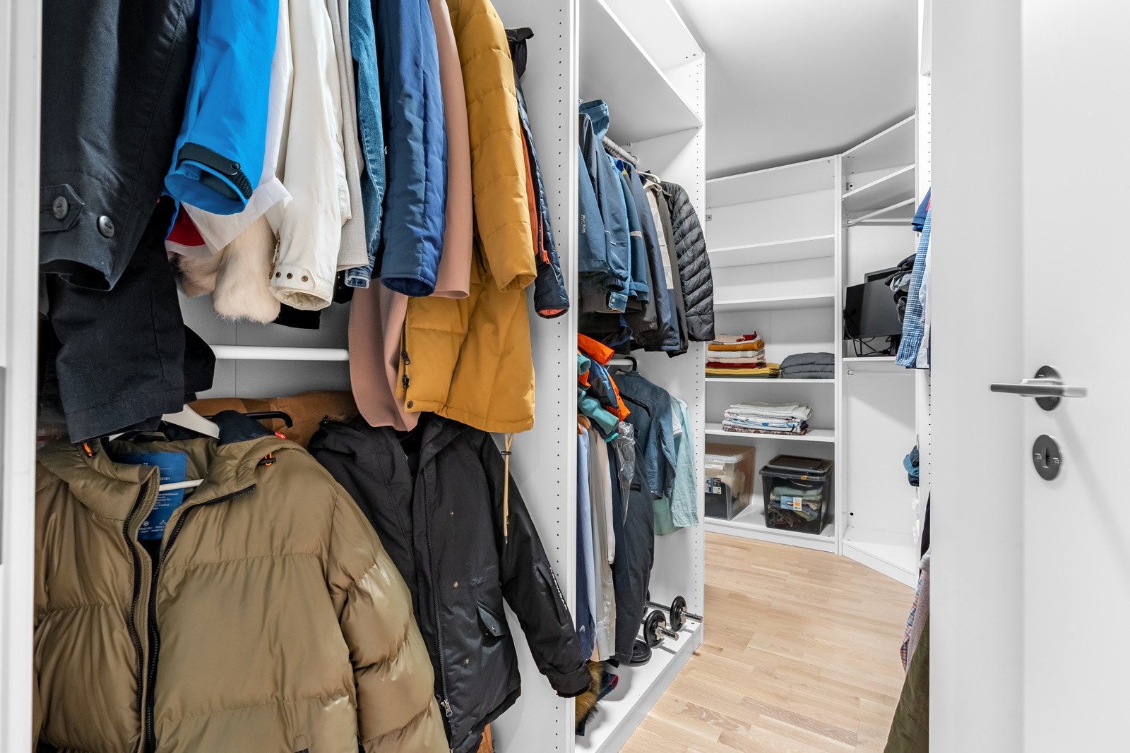 Stort omkledningsrom i underetasjen