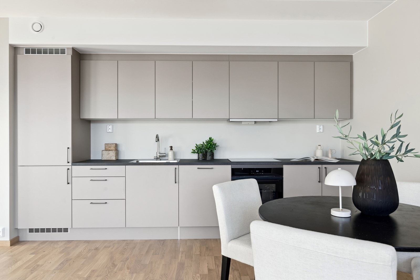 Moderne kjøkken med alle hvitevarer integrert Galleribilde