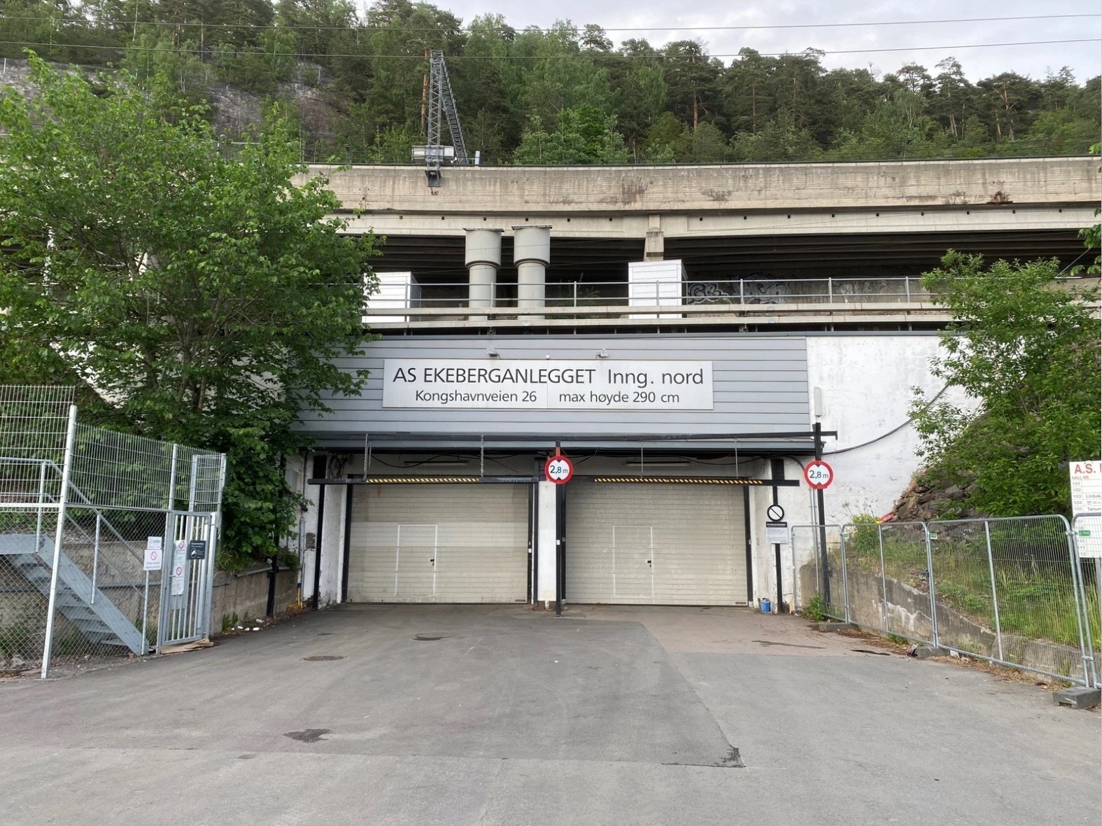 Siden hallene er bygget inn i fjellet, gir dette et ekstra sikkerhetslag. Galleribilde