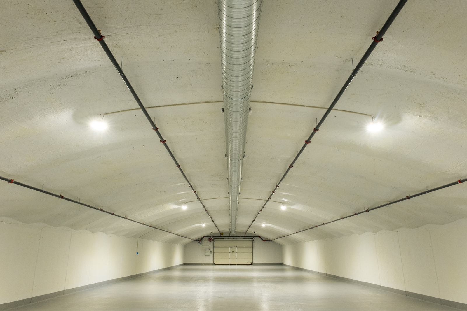 Innvendig lagringshøyde mellom 2,4-4,3m. Portbredde på ca. 5m. Galleribilde