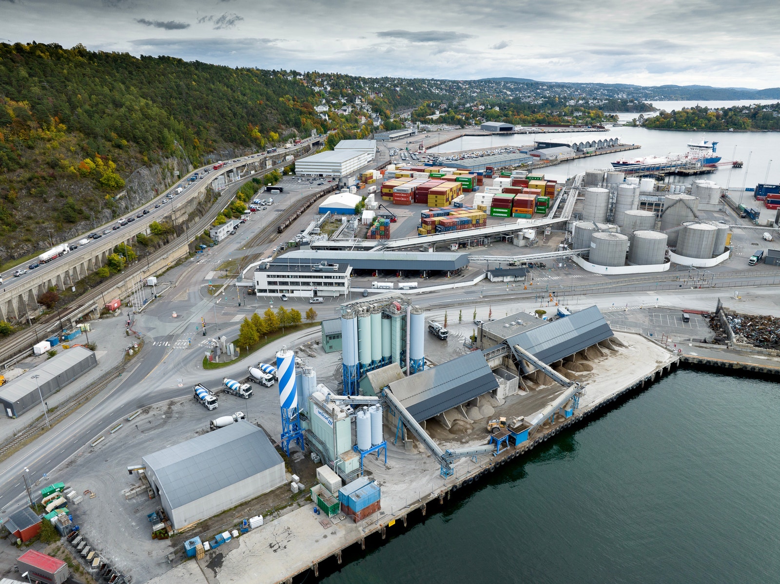 Det er en utendørs kjøregård med god plass for manøvrering av semitrailere og vogntog, samt dedikert areal for av- og pålessing. Galleribilde