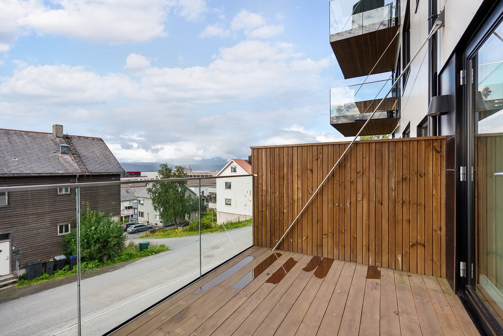 Romslig balkong med glassrekkverk som gir et moderne preg og slipper inn mye lys Galleribilde