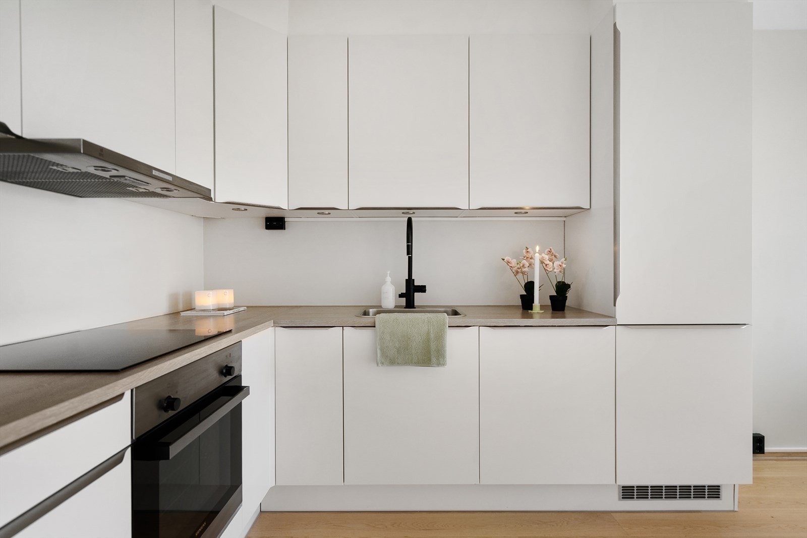 Kjøkkenet har god benkeplass og rikelig med skapplass Galleribilde