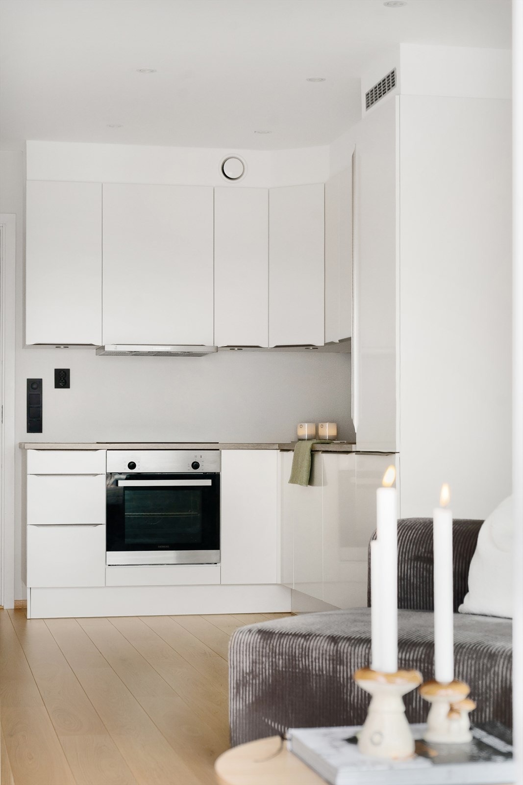 Praktisk kjøkken med lyse fronter og lys benkeplate Galleribilde