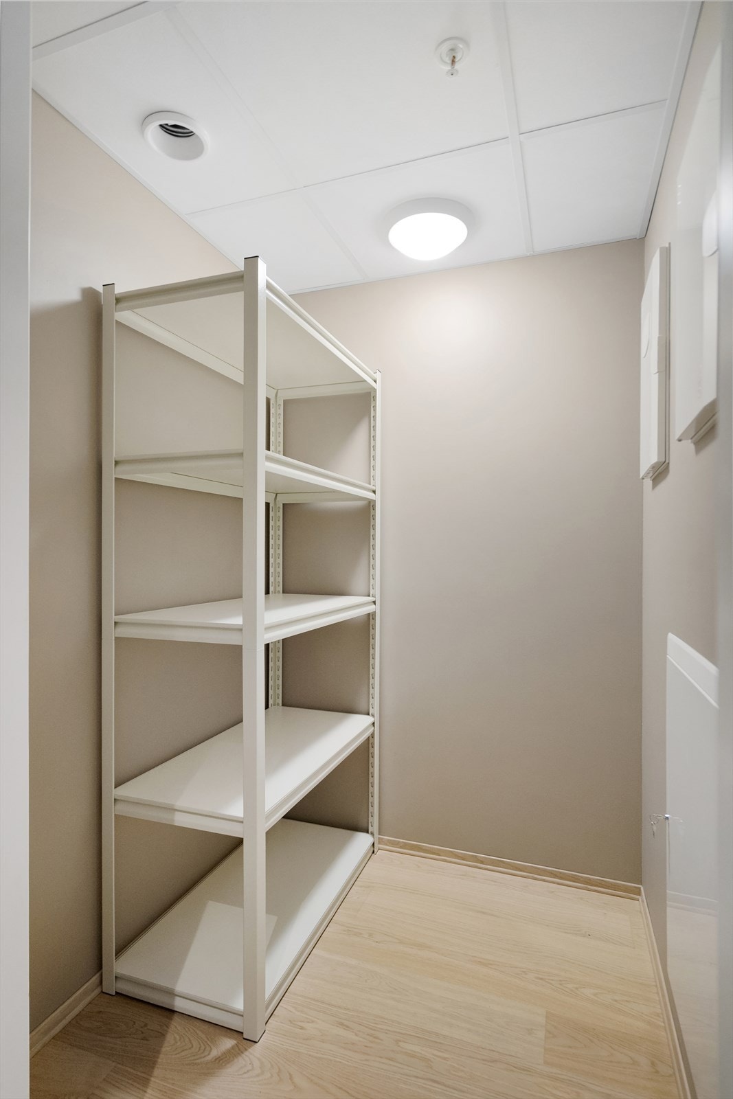 Fra entré er det en praktisk bod med god plass for oppbevaring av diverse utstyr Galleribilde