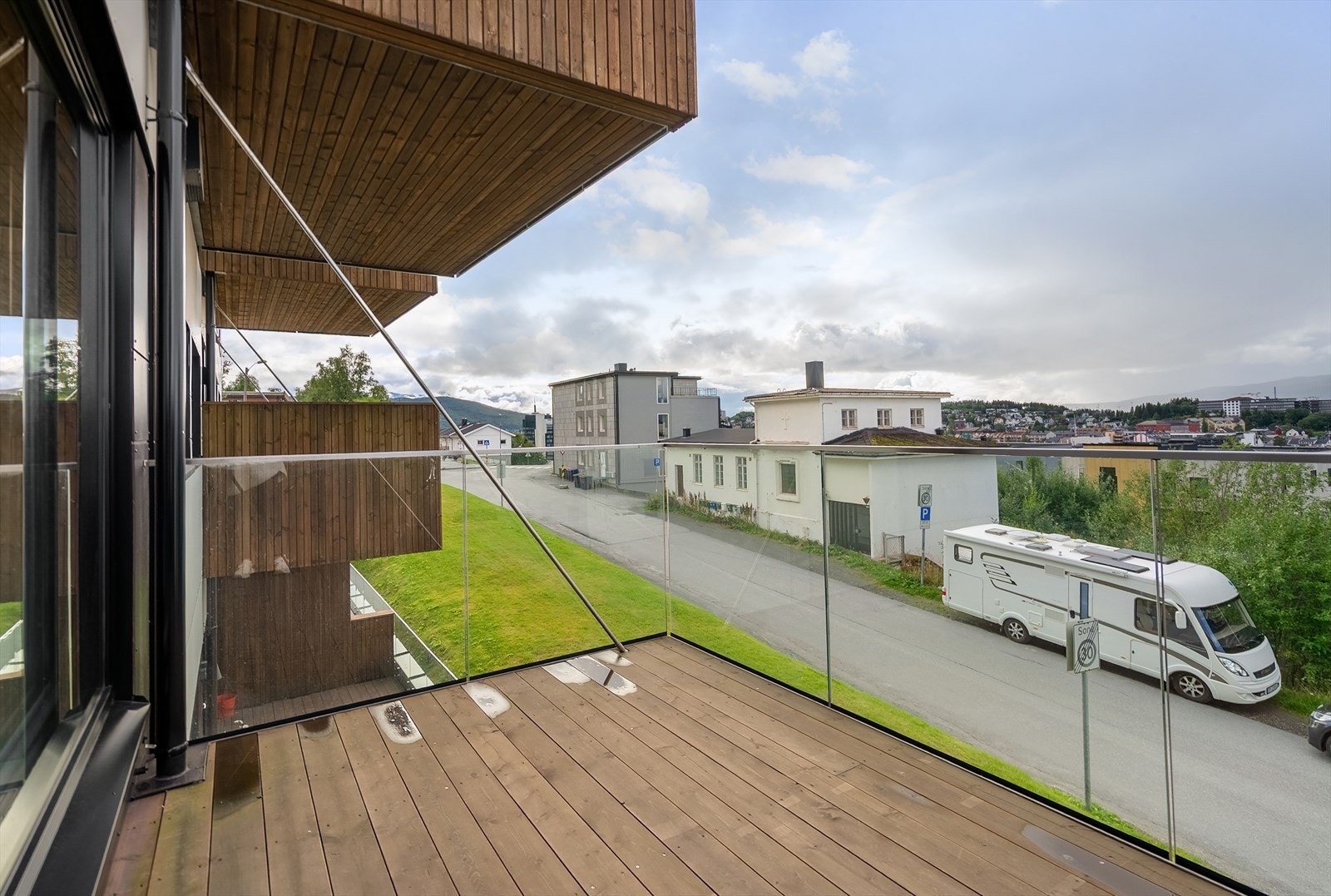 Balkong med gode solforhold og plass til utemøbler Galleribilde