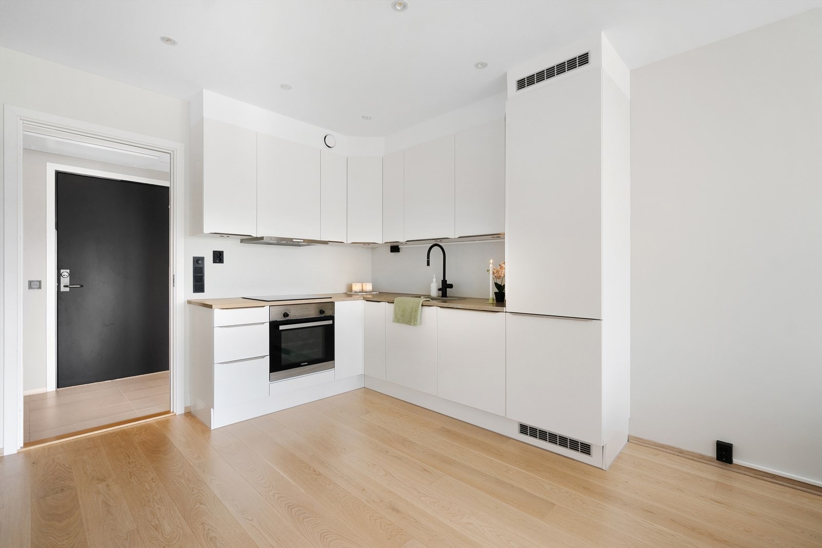 Stilrent kjøkken i tidsriktige farger med integrerte hvitevarer Galleribilde