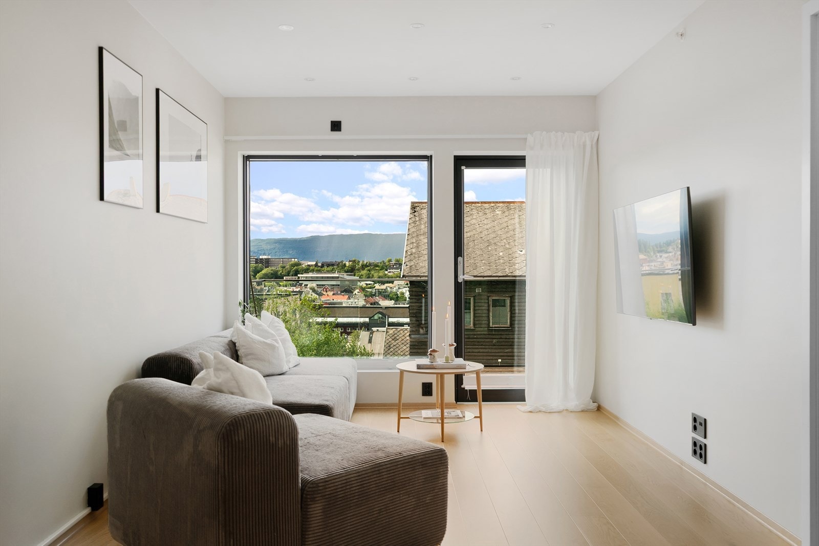 Direkte utgang til balkong fra stue - perfekt for å nyte utsikten Galleribilde