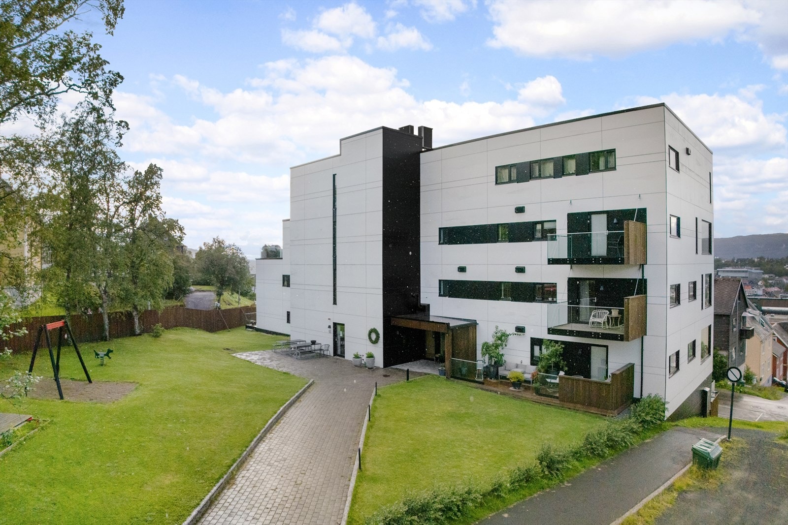 Asfaltert gangvei til inngangsparti på bakside av bygget Galleribilde