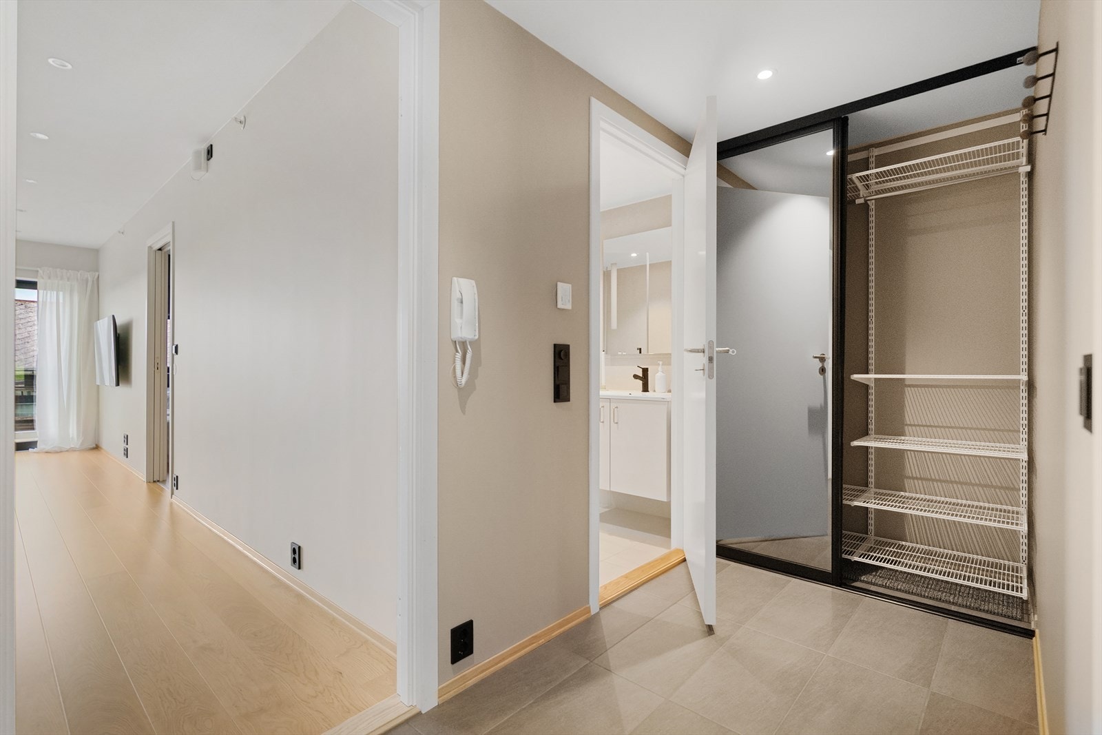 Romslig gang med garderobeskap og gode muligheter for oppheng Galleribilde