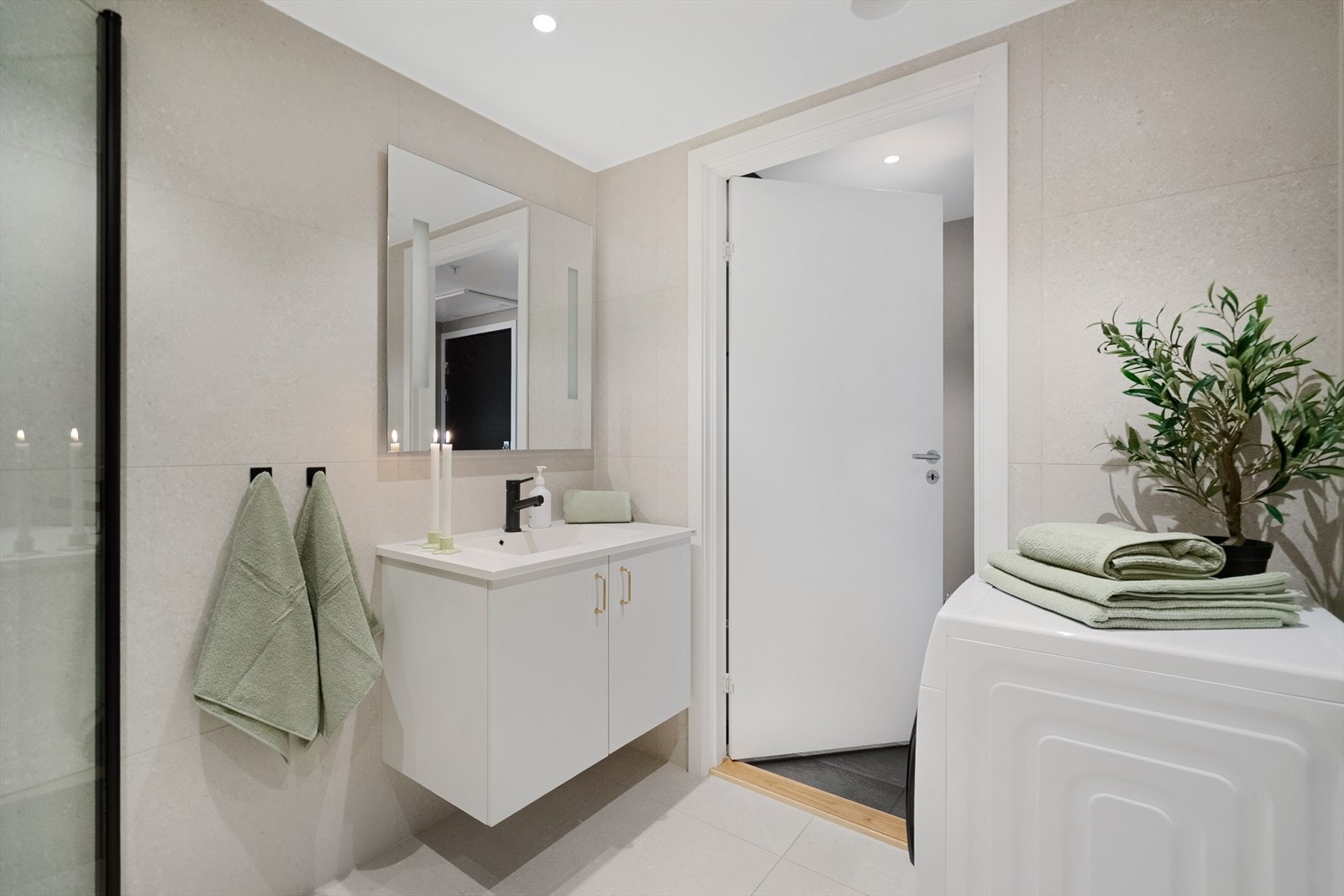 Moderne baderom med store fliser, vegghengt toalett og tidsriktige detaljer Galleribilde