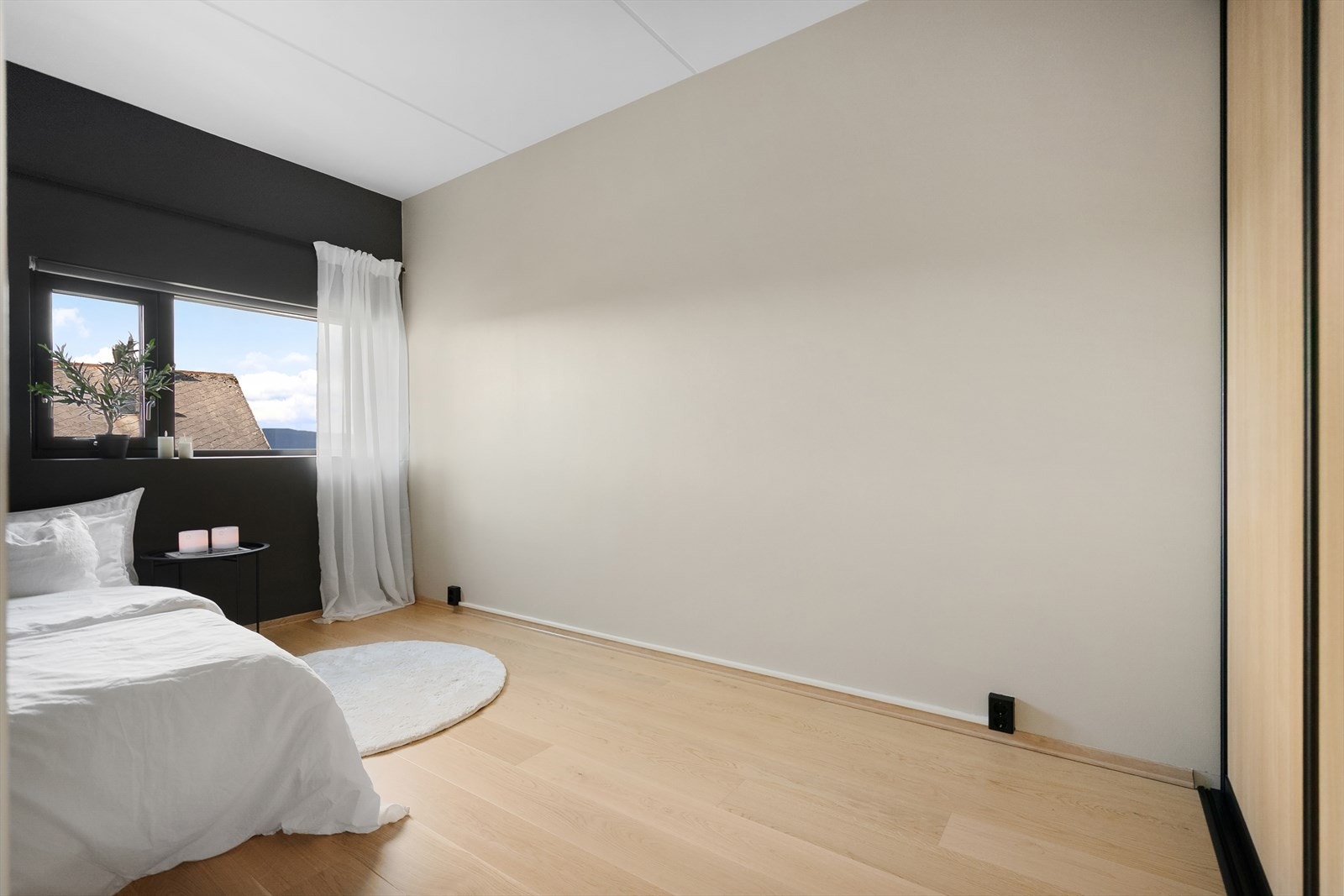 Soverommet er romslig med god plass til dobbeltseng og oppbevaring Galleribilde