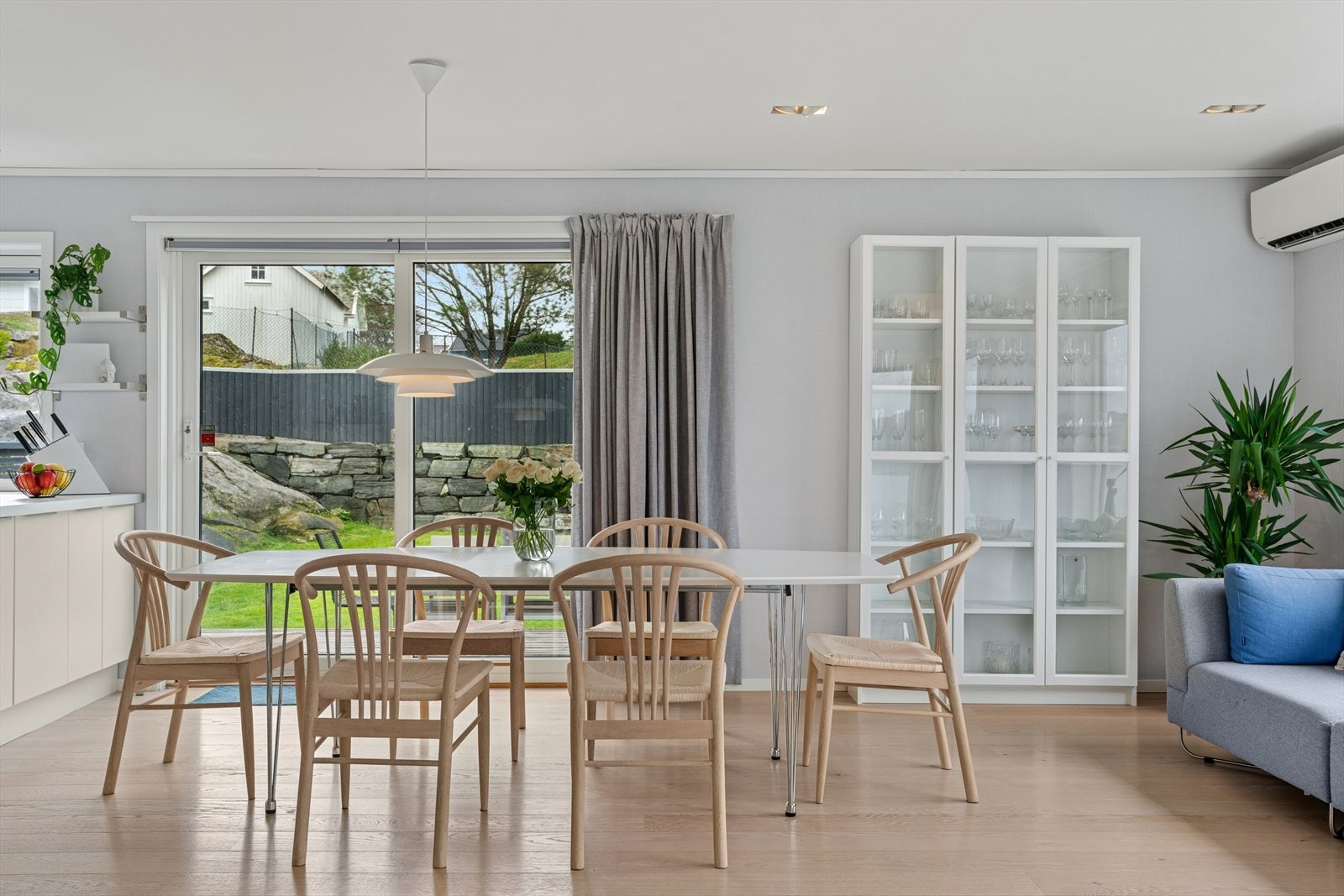 Kjøkkenet er innredet slik at matlagingen forenes med sosialt samvær. De generøse vinduene slipper inn mye naturlig lys. Galleribilde