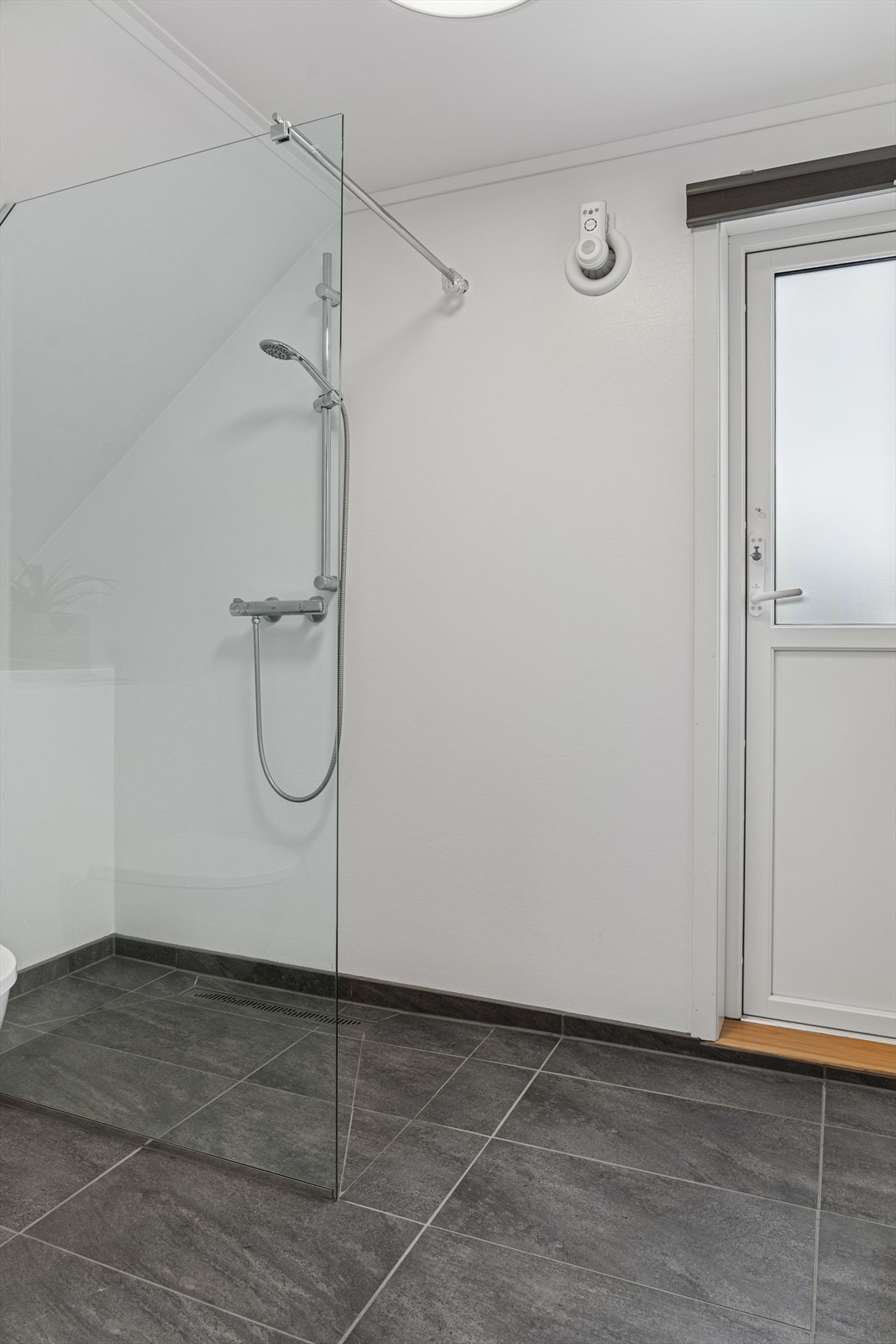 Rommet har dusj, vegghengt toalett og seksjon med servant. Ventilasjon fra våtrom er utført med avtrekksvifte. Galleribilde