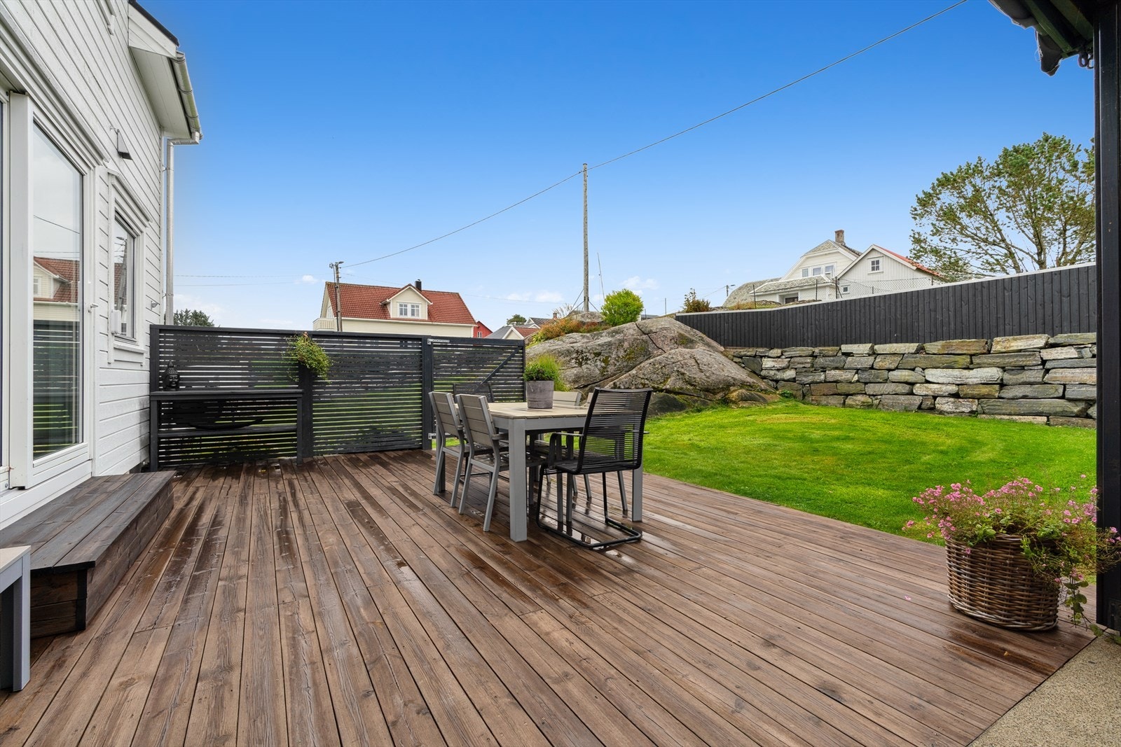 Terrassen ut fra kjøkken kan deles inn i flere soner. Her er det veldig god plass til utemøbler og grillutstyr. Meget lunt og usjenert! Galleribilde