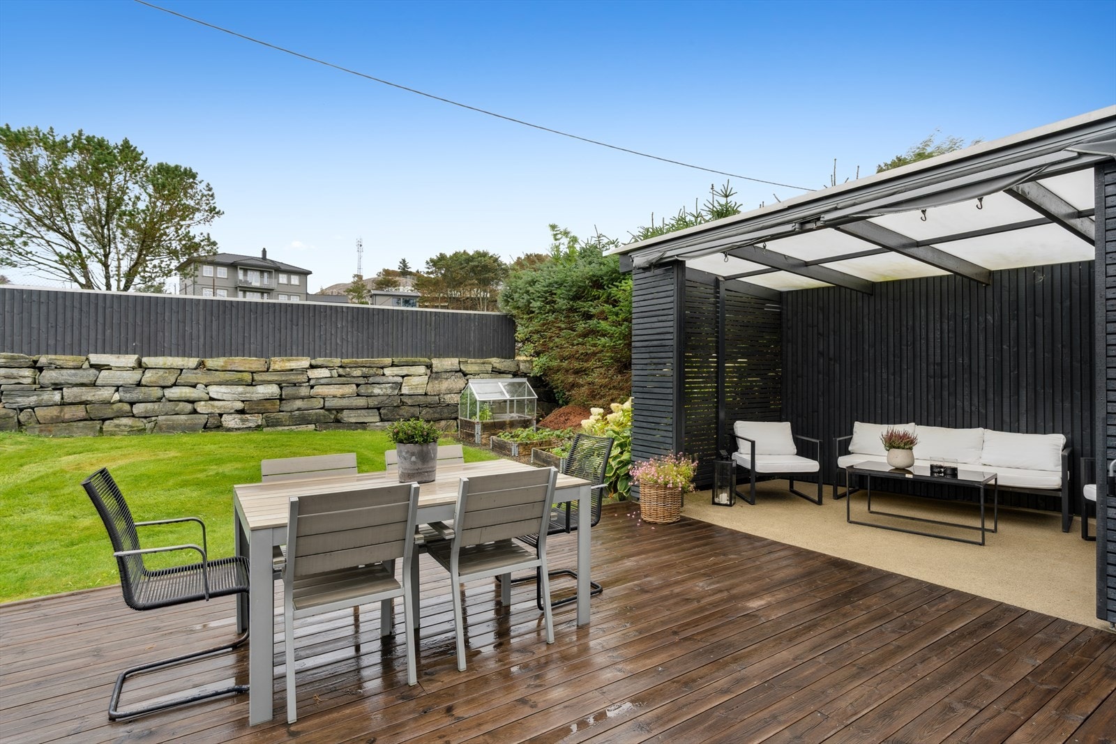 Fra kjøkkenet er det også utgang til romslig terrasse. Galleribilde