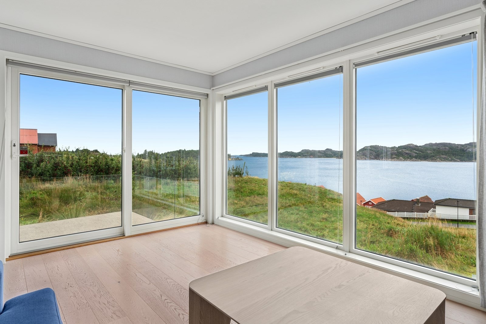 1. etasje har en lys og romslig stue med store vindusflater som lar dagslyset flyte fritt. Galleribilde