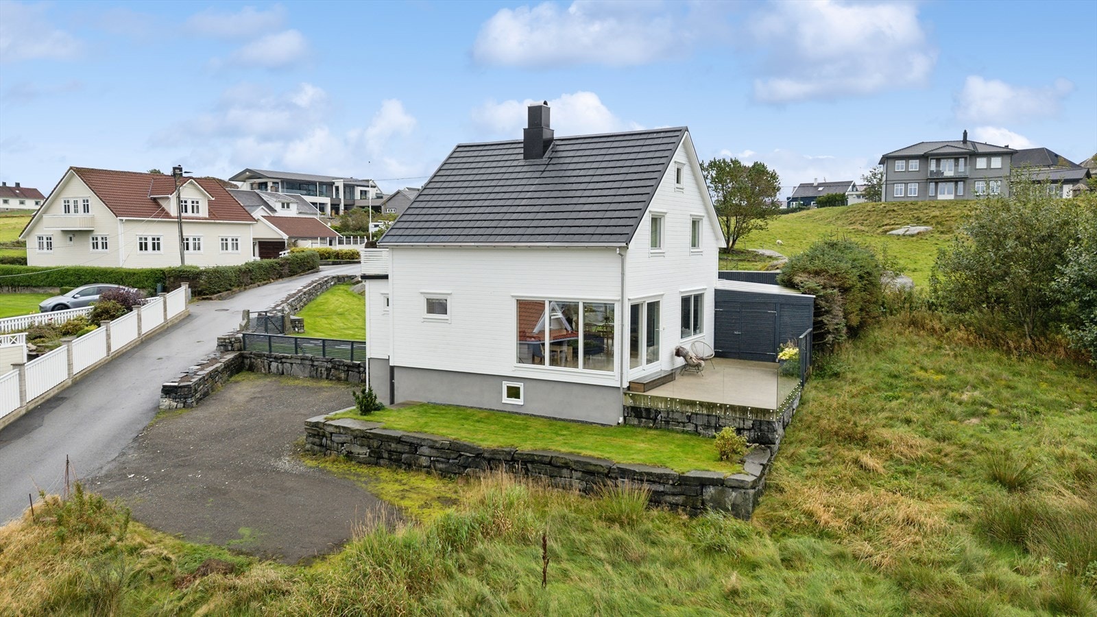 Solrik hage, boltreplass for både store og små. Her finner man hyggelige uteplasser hvor en kan sitte lunt, usjenert og nyte flotte dager. Galleribilde