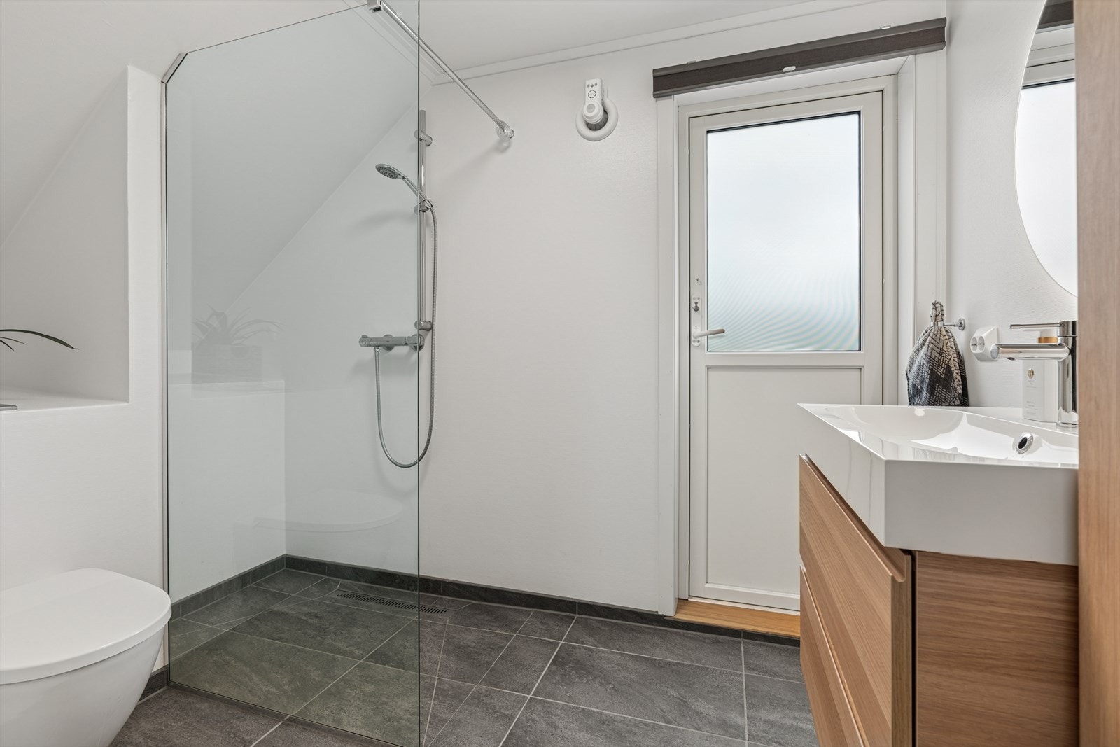 Delikat bad (2020) med fliser på gulv. Malt glassfibervev på vegg. Plissègardin. Utgang til balkong. Galleribilde