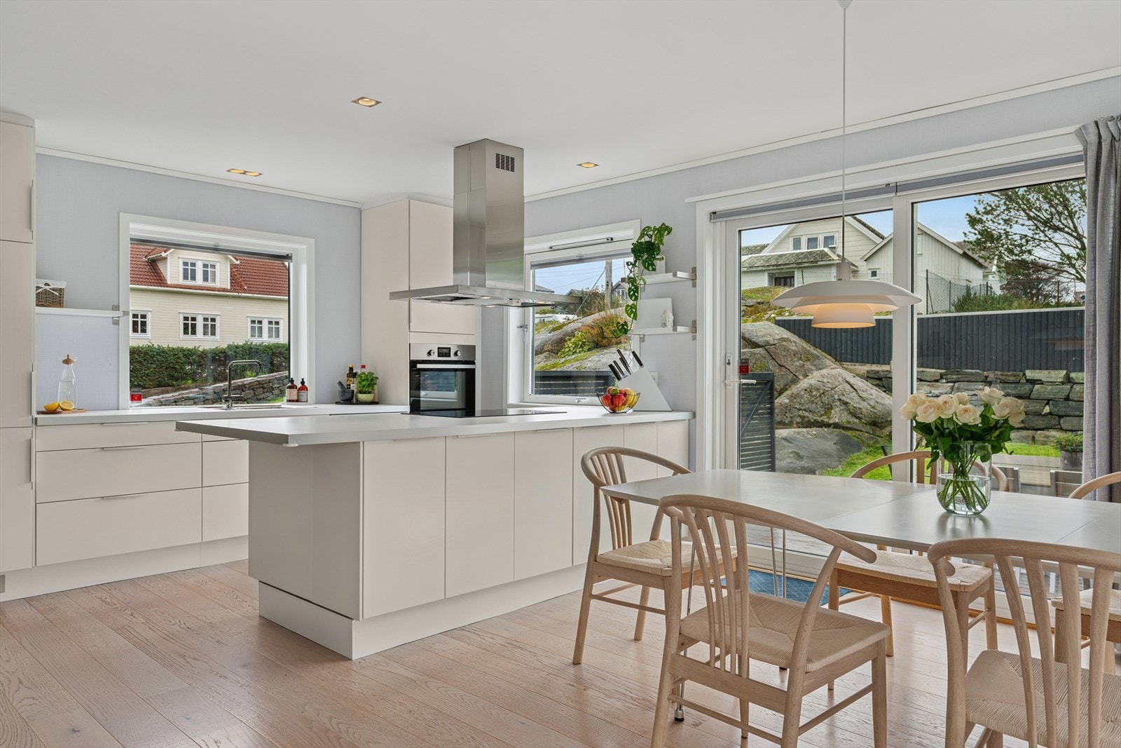 Åpen stue- og kjøkkenløsning, dette gir en god romfølelse. Plissègardin og spotter i tak i stue/kjøkken. Galleribilde