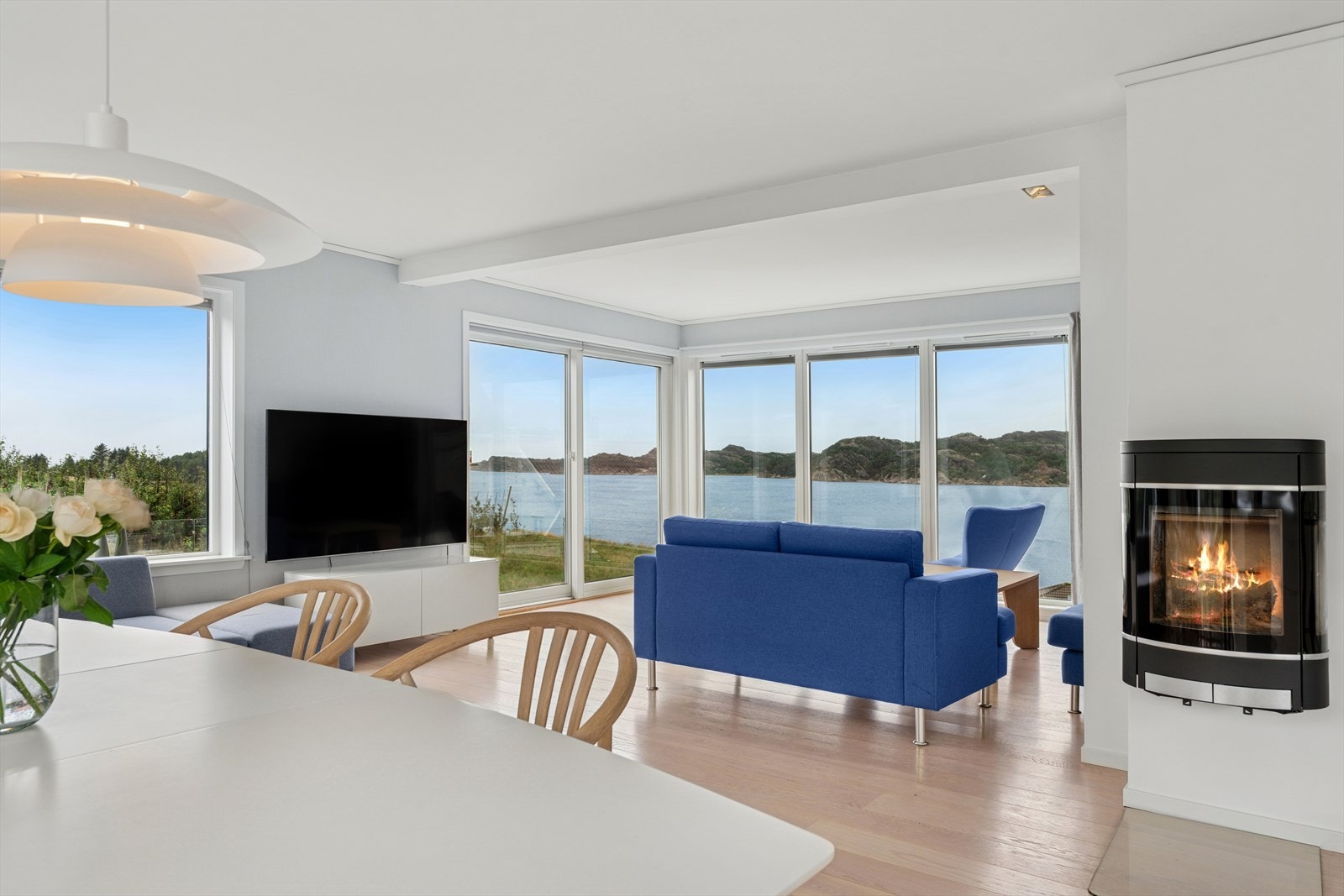 Et rom for avkobling og hygge! Lun og effektiv vedovn. Galleribilde