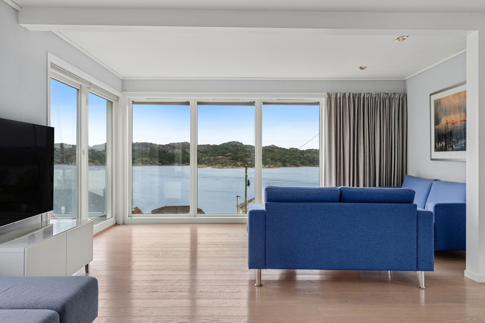 Gode innredningsmuligheter til sofagruppe og tv-møblement. Galleribilde