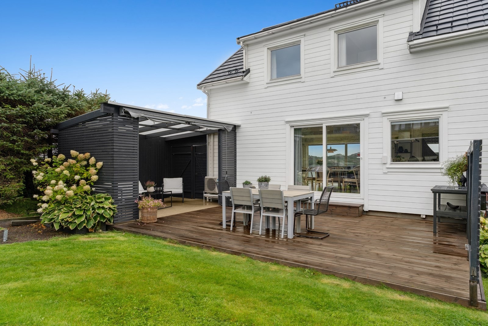 Pergola/åpen utestue med tett tak (ikke søkt godkjent). Skap en lun og stilfull uteopplevelse - uansett vær. Her får du et elegant og funksjonelt uterom som forlenger sesongen og gir boligen et ekstra løft. Galleribilde