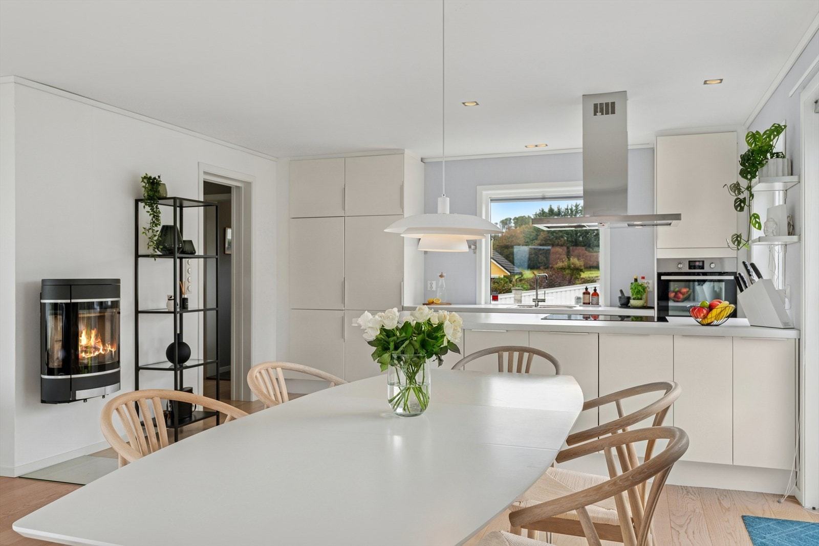 Koselig spiseplass - Her inviteres det til en rolig kopp med morgenkaffe - Eller en rask matbit til folk på farten. Galleribilde