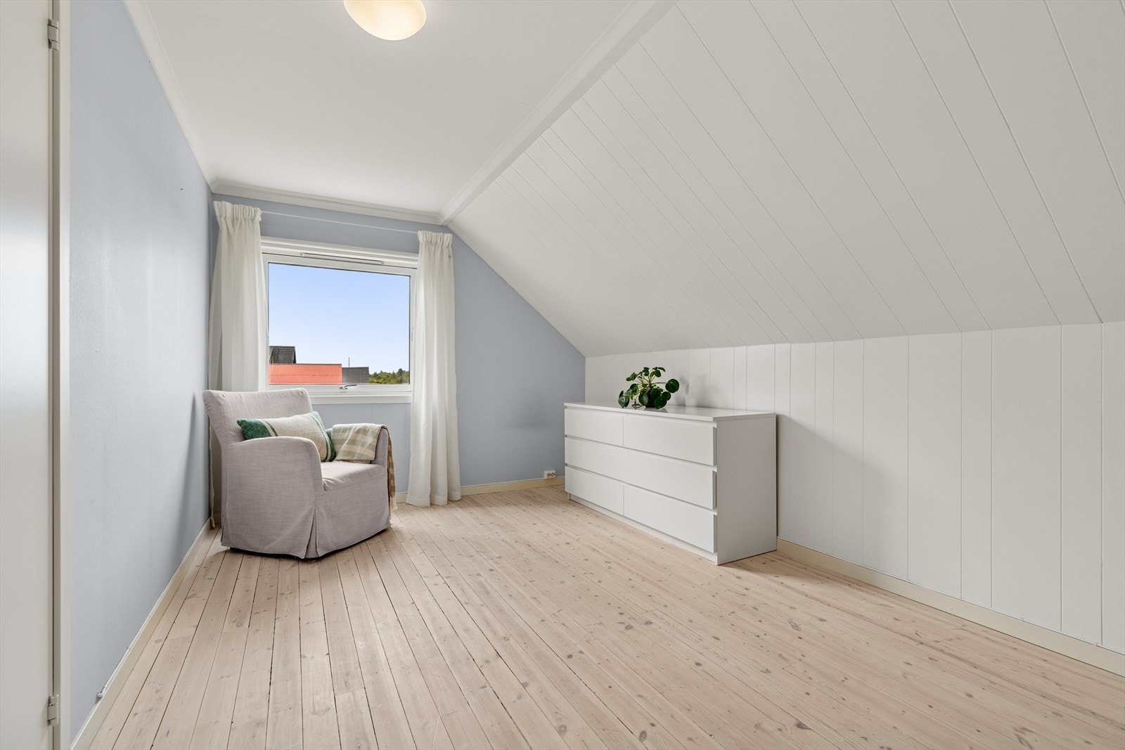 Etasjen har 3 soverom av god størrelse. Nydelig fargevalg på veggene. Galleribilde