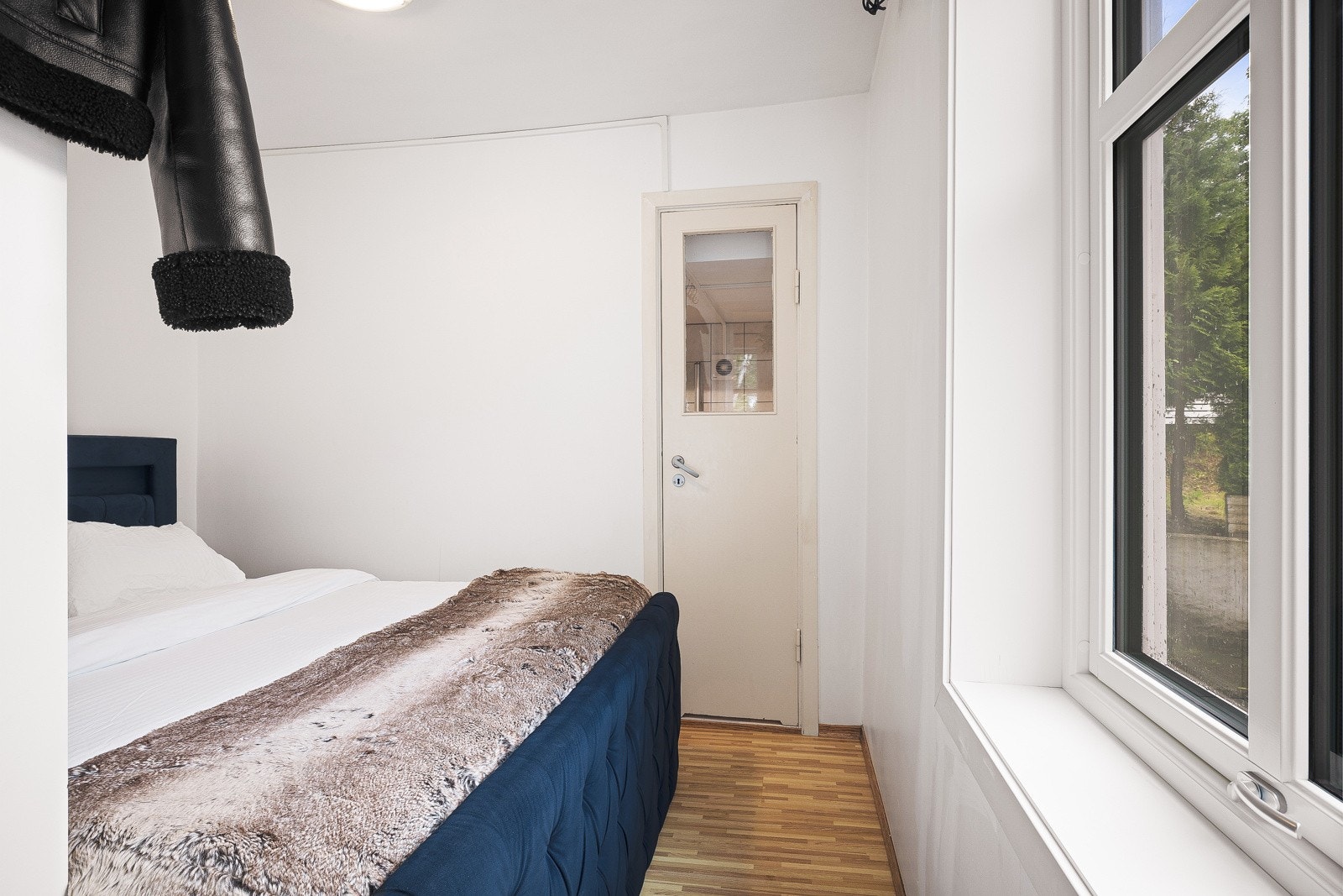 Gjennom soverommet er det inngang til bad. Galleribilde