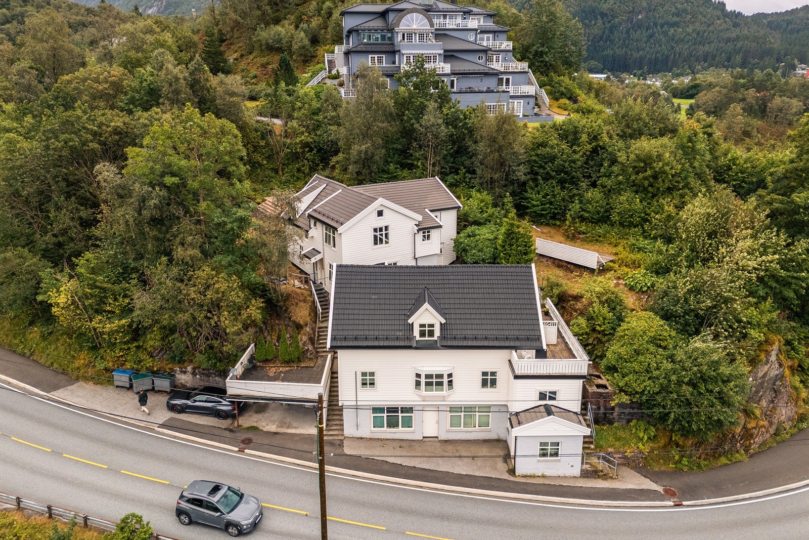 Her bor du sentralt med kort vei til både buss, barnehager, skoler og dagligvare, samtidig som turmuligheter ligger rett utenfor døren. Galleribilde