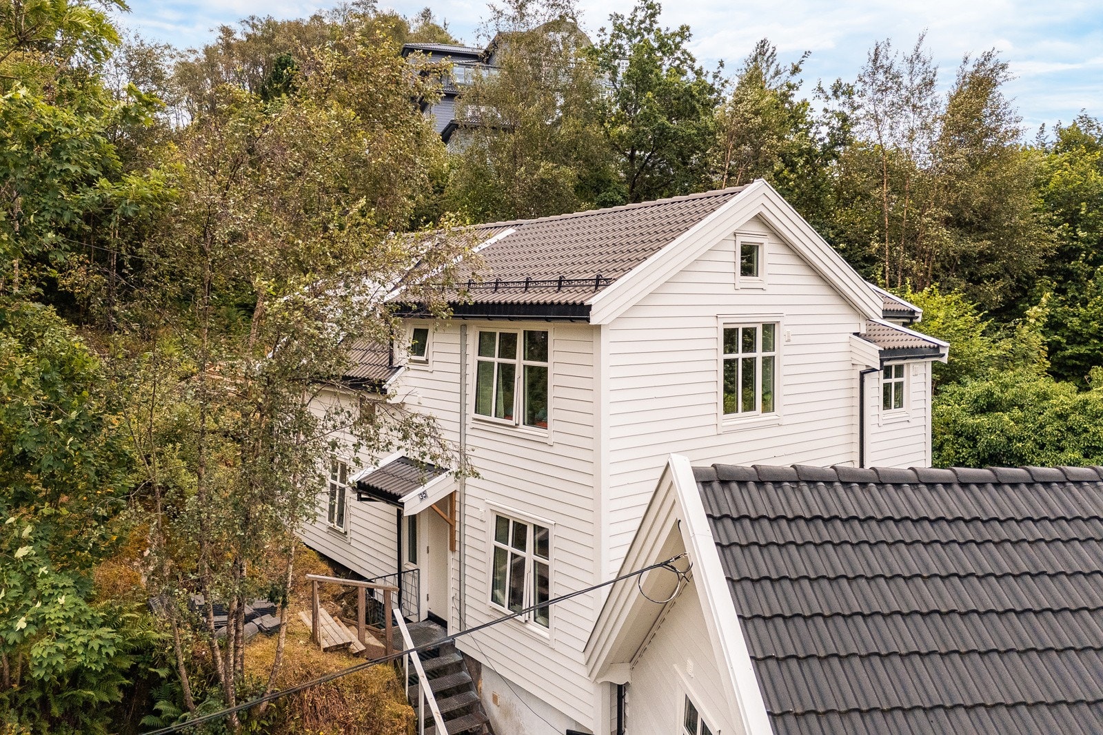 I 2024 gjennomgikk borettslaget betydelige oppgraderinger med nytt tak, nye vinduer, etterisolering og ny kledning. Galleribilde