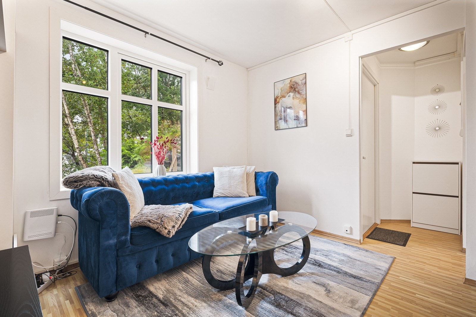 Rommets store vindusflater slipper inn rikelig med naturlig lys, som gir rommet en luftig atmosfære. Galleribilde