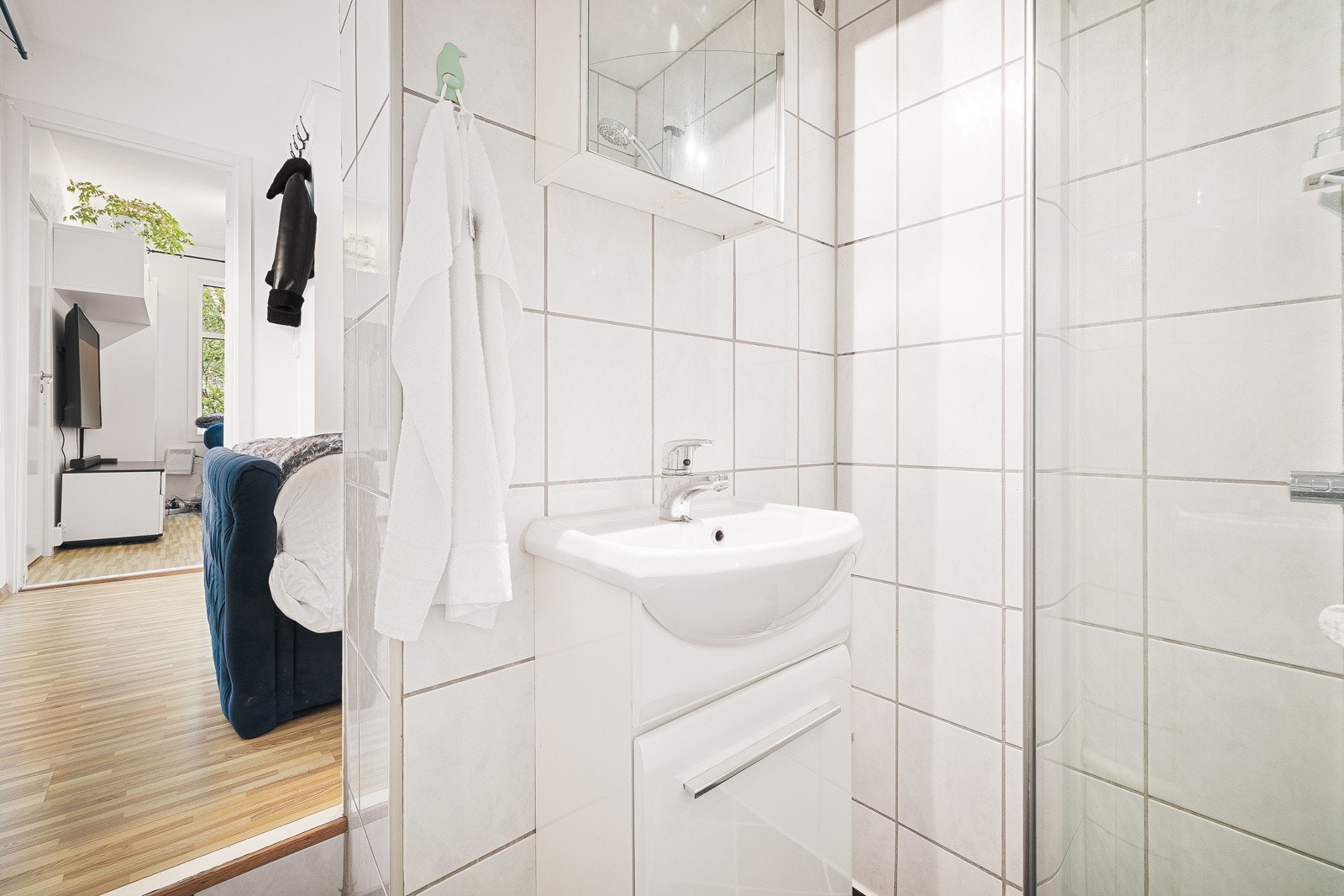 Badet måler 1,9 kvm og har varmekabler i gulv for ekstra komfort. Galleribilde